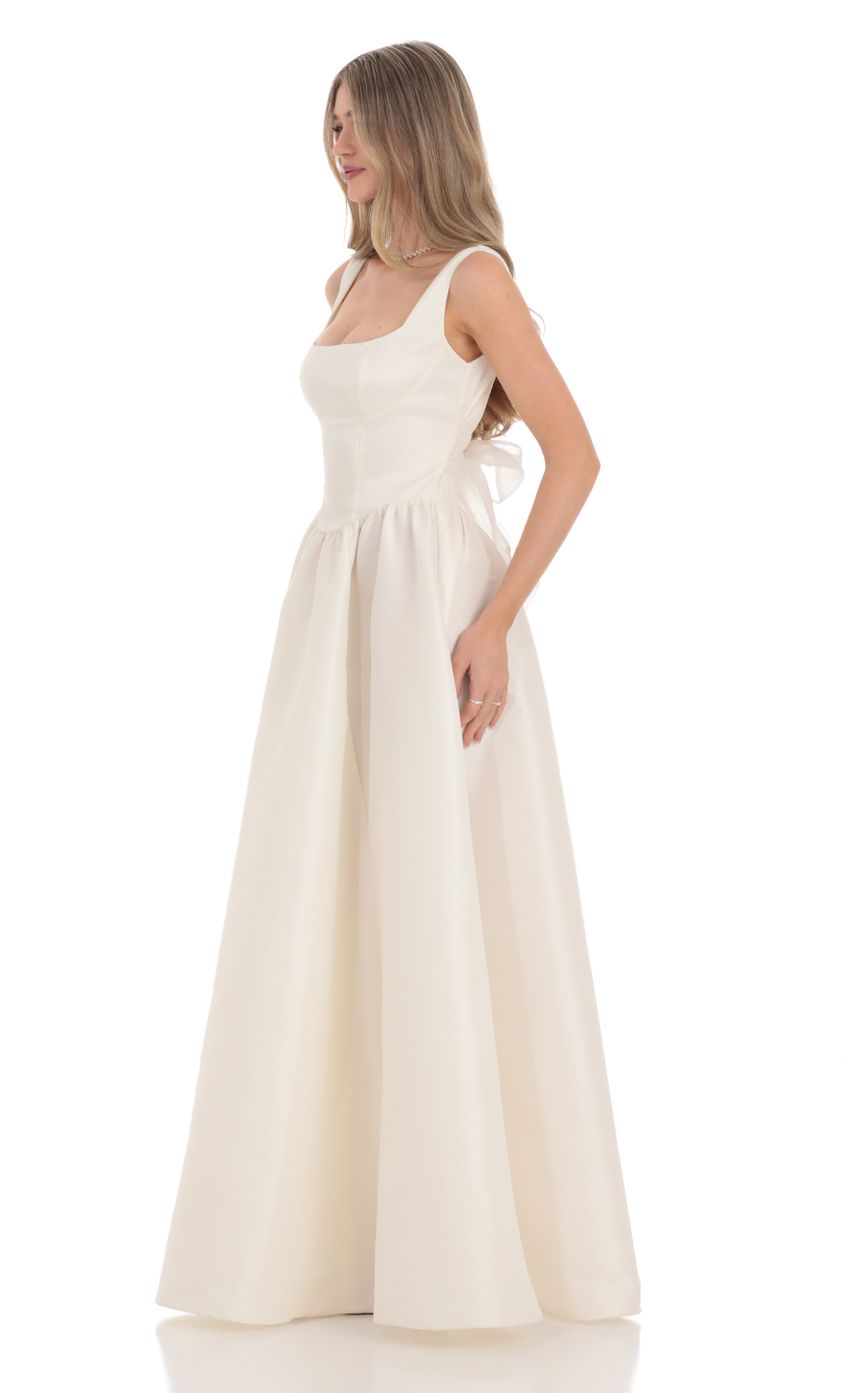 Picture Back Bow Gown in White. Source: https://media-img.lucyinthesky.com/data/Feb24/850xAUTO/3bc338dd-3c5e-4b80-96e4-d7d9484633e0.jpg