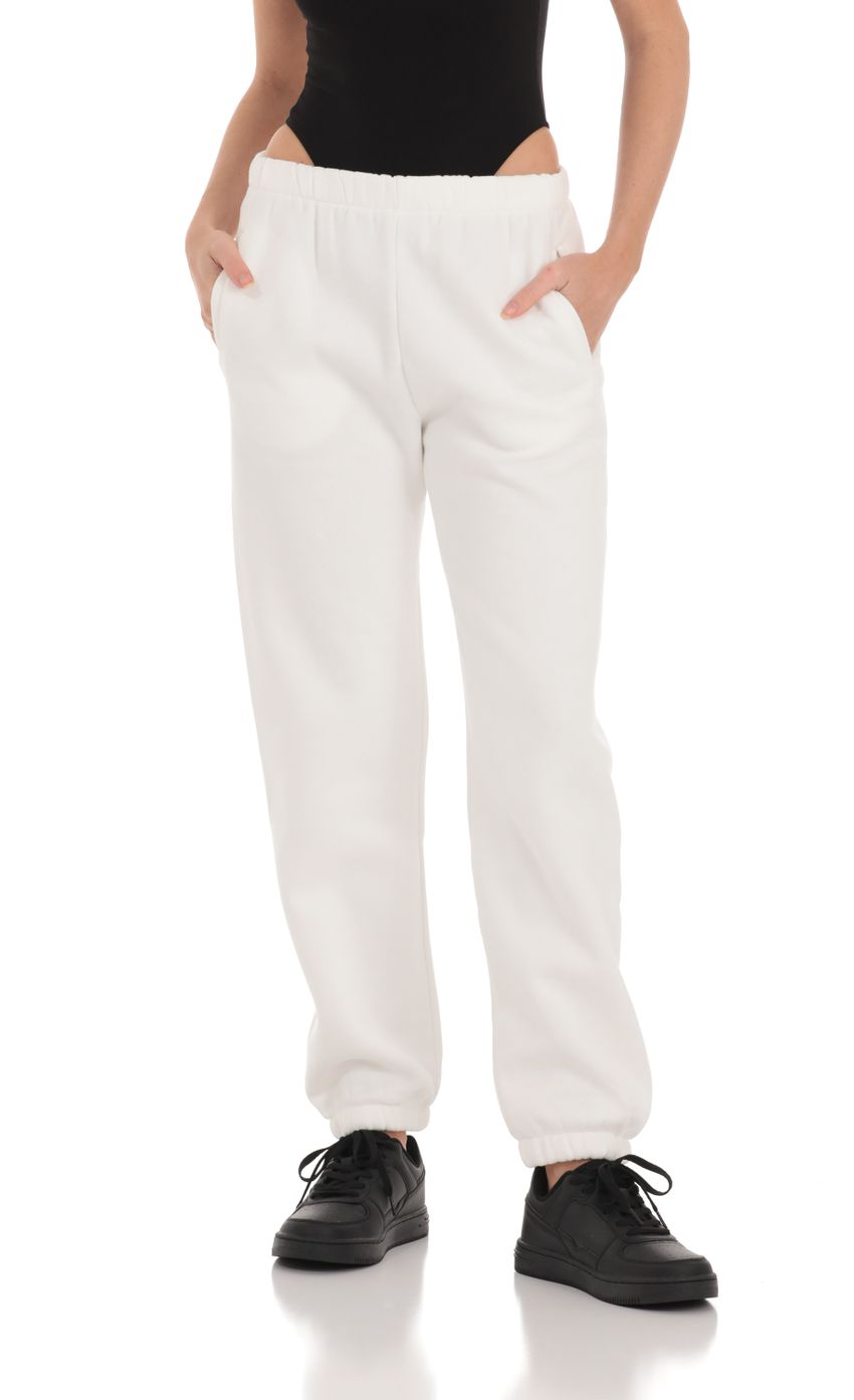 Picture Loose Fit Fleece Sweatpants in White. Source: https://media-img.lucyinthesky.com/data/Feb24/850xAUTO/5bfbd9c1-1746-458c-9038-4ba148ed10ab.jpg