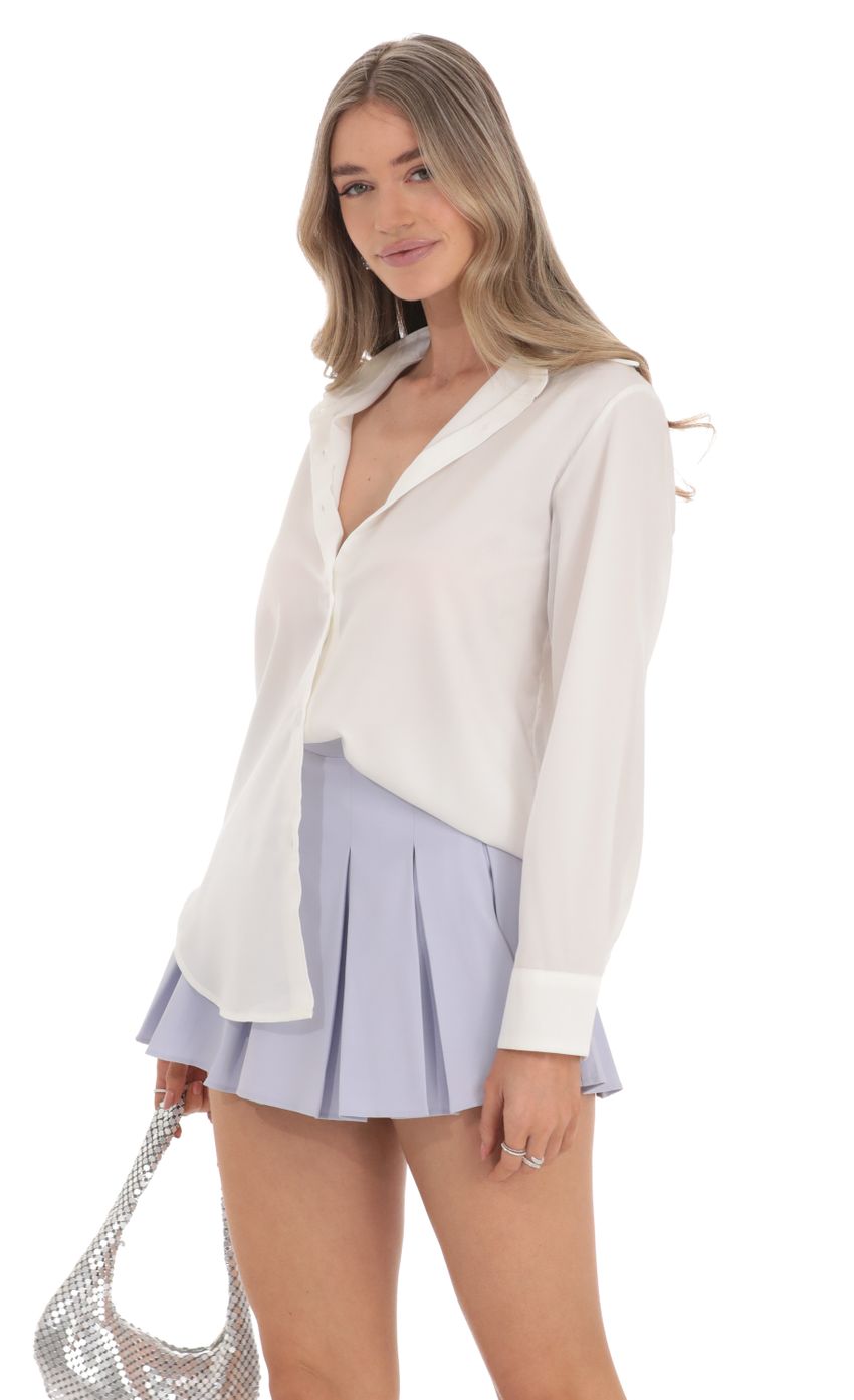 Picture Relaxed Button Down Shirt in White. Source: https://media-img.lucyinthesky.com/data/Feb24/850xAUTO/a5ce1143-e6d0-46d6-b6d9-e6bd774179c5.jpg