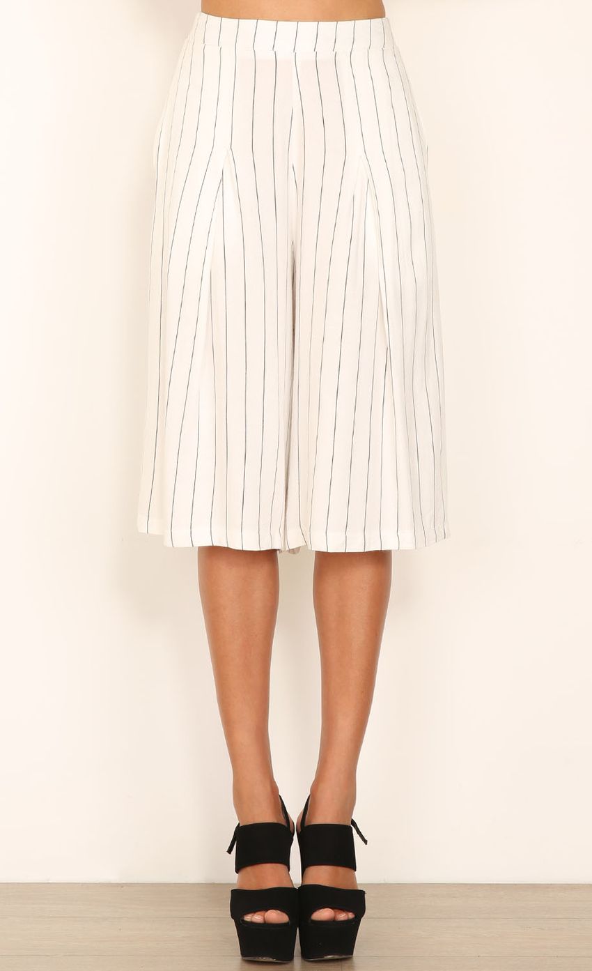 Picture AT A CROSSROADS CULOTTES. Source: https://media-img.lucyinthesky.com/data/Jan15_2/850xAUTO/0Y5A1006.JPG