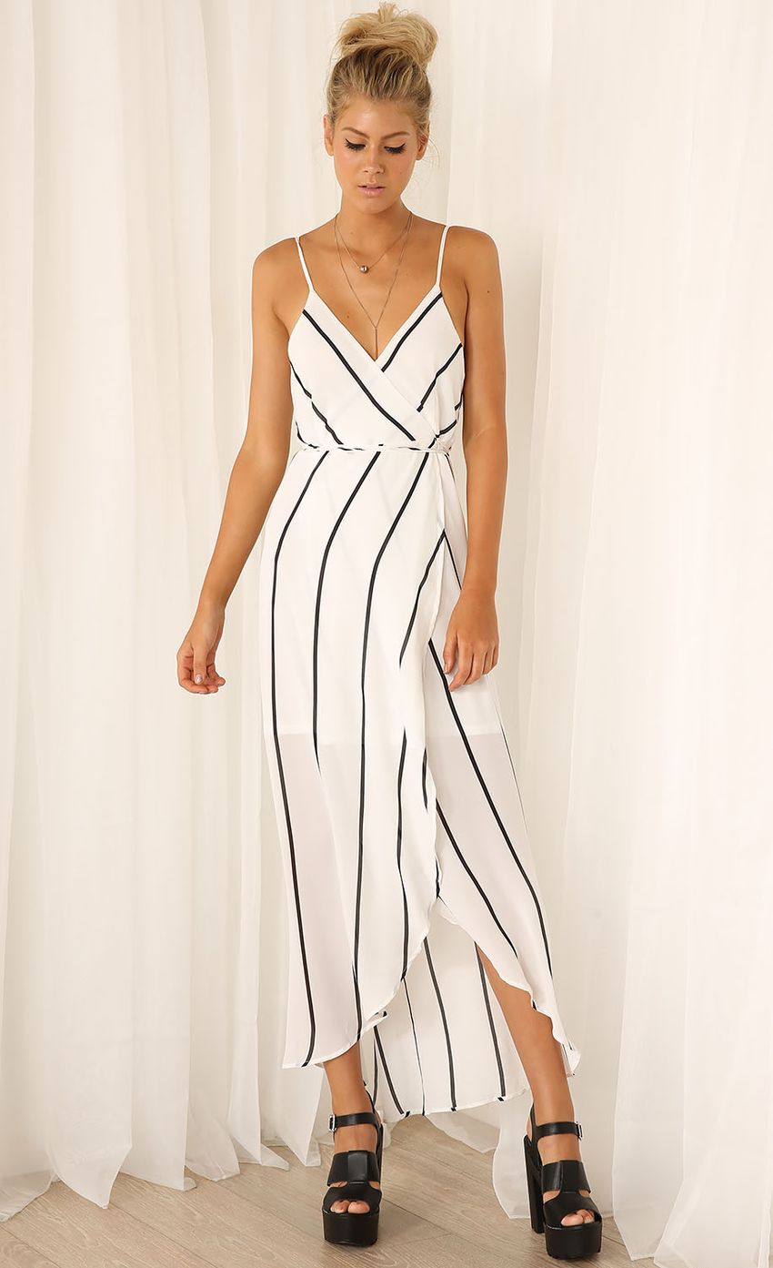 Picture STRIPE A POSE DRESS. Source: https://media-img.lucyinthesky.com/data/Jan15_2/850xAUTO/0Y5A30281.JPG