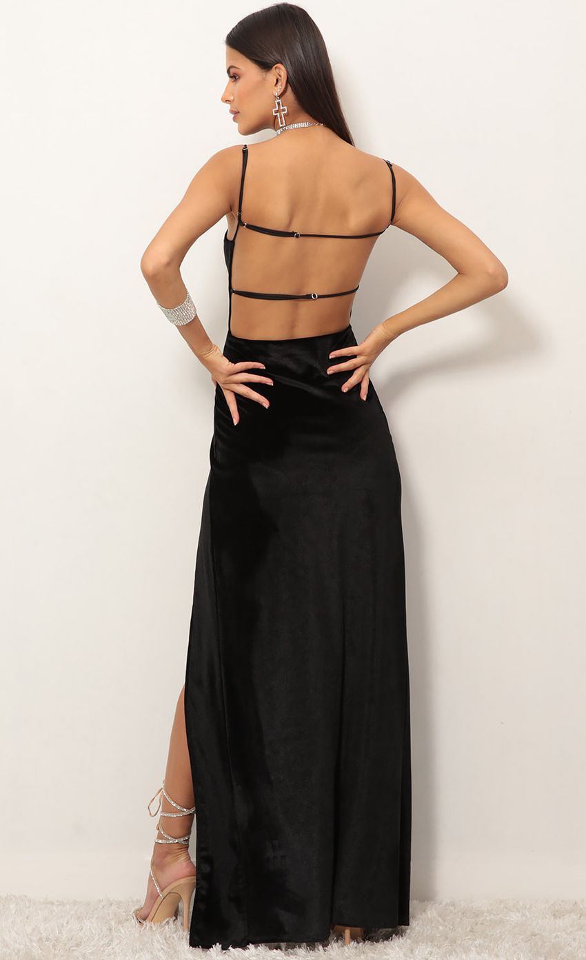 Picture Giana Velvet Maxi in Black. Source: https://media-img.lucyinthesky.com/data/Jan19_1/850xAUTO/0Y5A9136.JPG