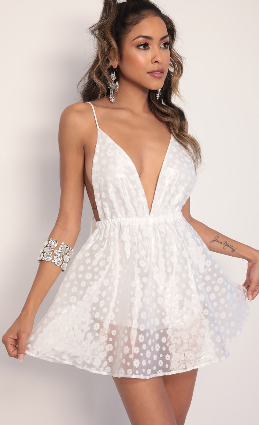 Picture Skylar Floral Dress in White. Source: https://media-img.lucyinthesky.com/data/Jan20_1/850xAUTO/781A0081.JPG