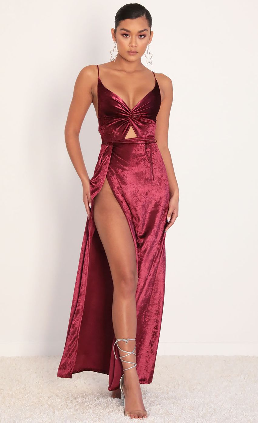 Picture Front Twist Velvet Maxi in Merlot. Source: https://media-img.lucyinthesky.com/data/Jan20_2/850xAUTO/781A0096.JPG