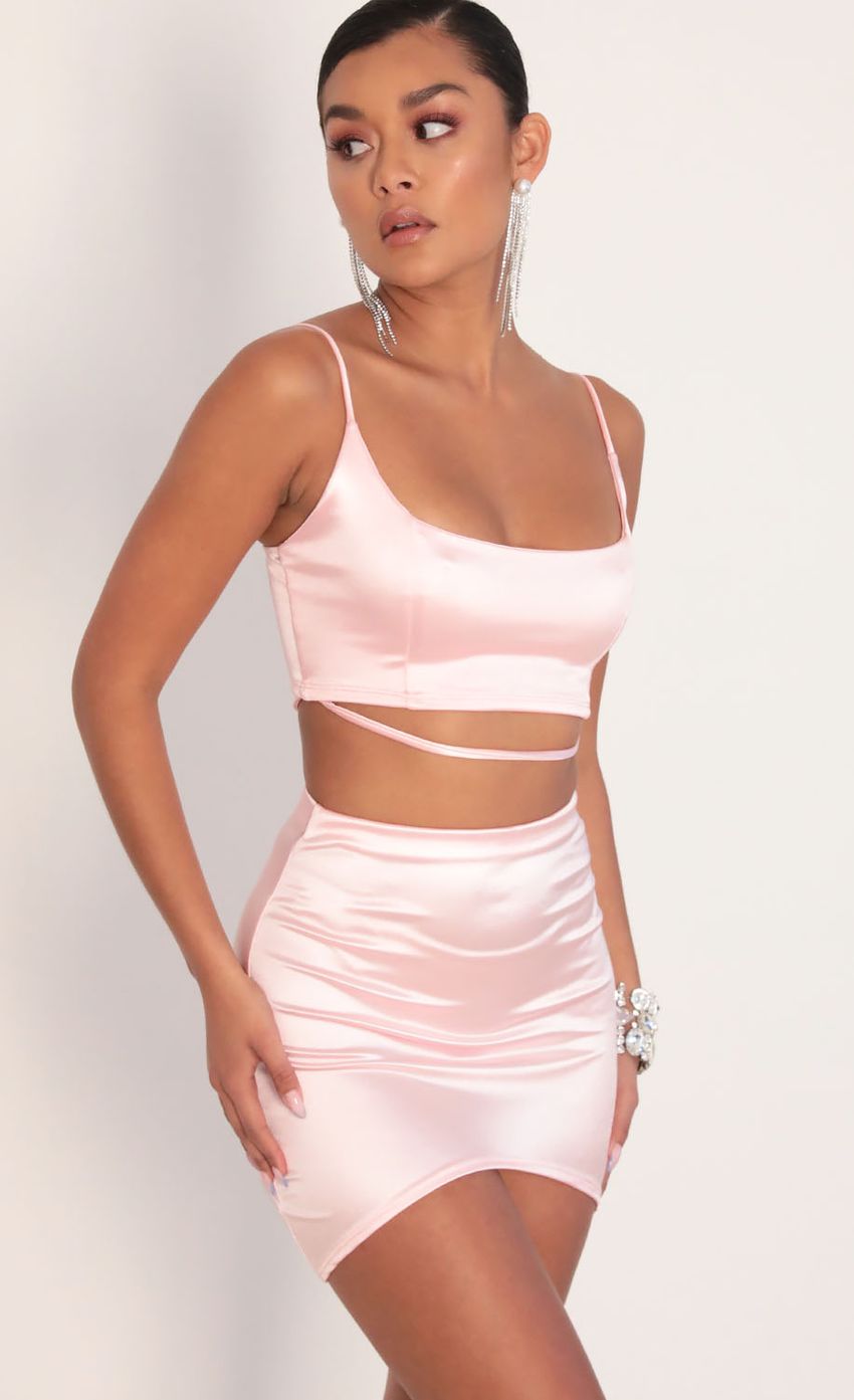 Picture Satin Edge Set in Light Pink. Source: https://media-img.lucyinthesky.com/data/Jan20_2/850xAUTO/781A1420.JPG