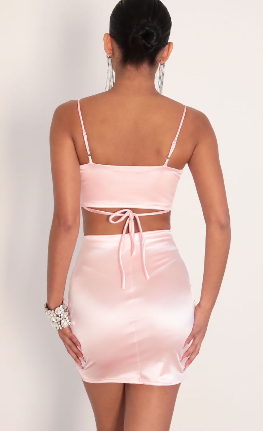 Picture Satin Edge Set in Light Pink. Source: https://media-img.lucyinthesky.com/data/Jan20_2/850xAUTO/781A1446.JPG