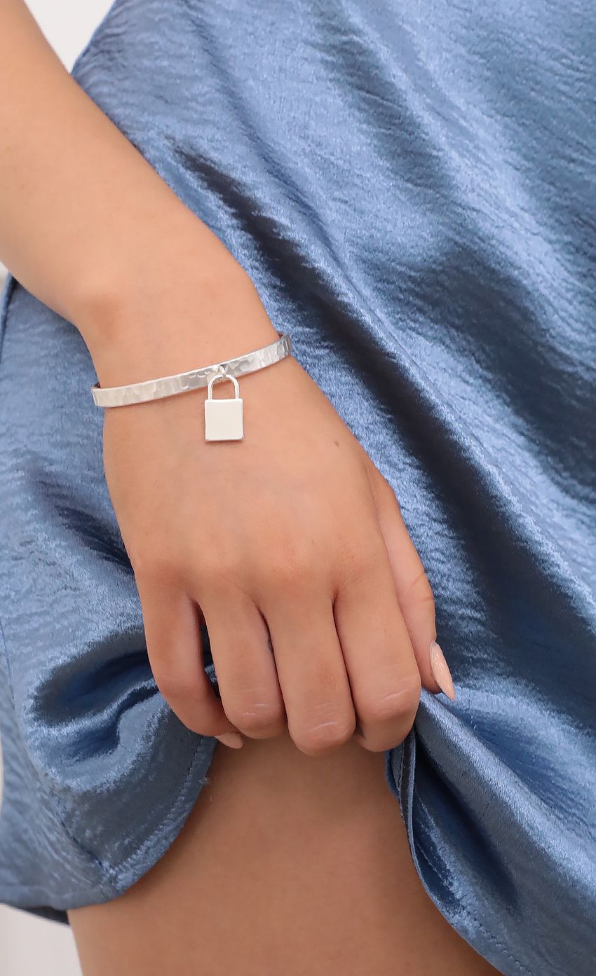 Picture Locked In Bracelet. Source: https://media-img.lucyinthesky.com/data/Jan21_2/850xAUTO/1V9A01391.JPG