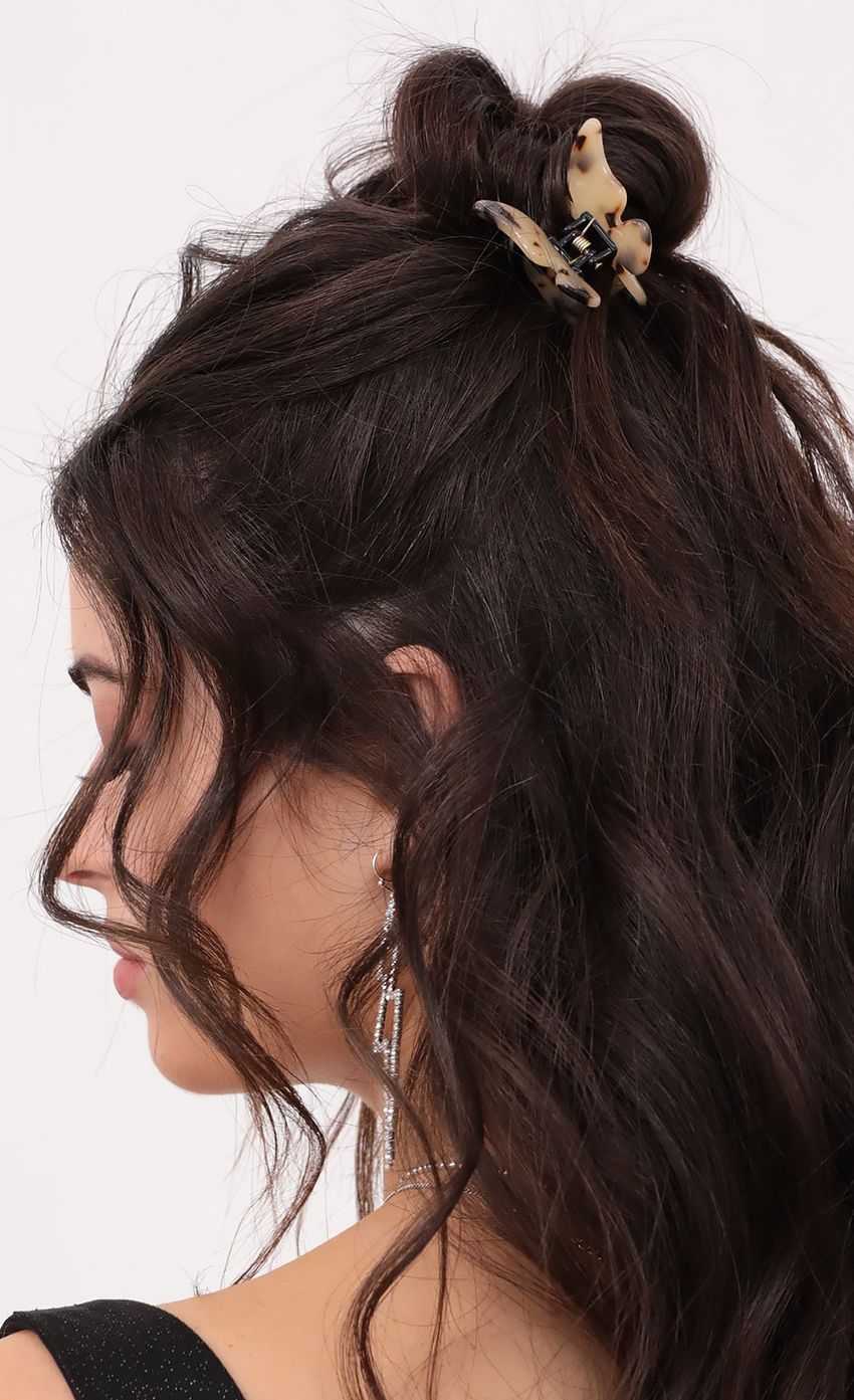 Picture Claw Hair Clip in Nude Tortoiseshell. Source: https://media-img.lucyinthesky.com/data/Jan21_2/850xAUTO/1V9A5403.JPG