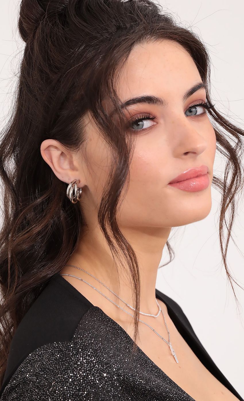 Picture Picture Perfect Interlocking Hoops in Silver. Source: https://media-img.lucyinthesky.com/data/Jan21_2/850xAUTO/1V9A5711.JPG