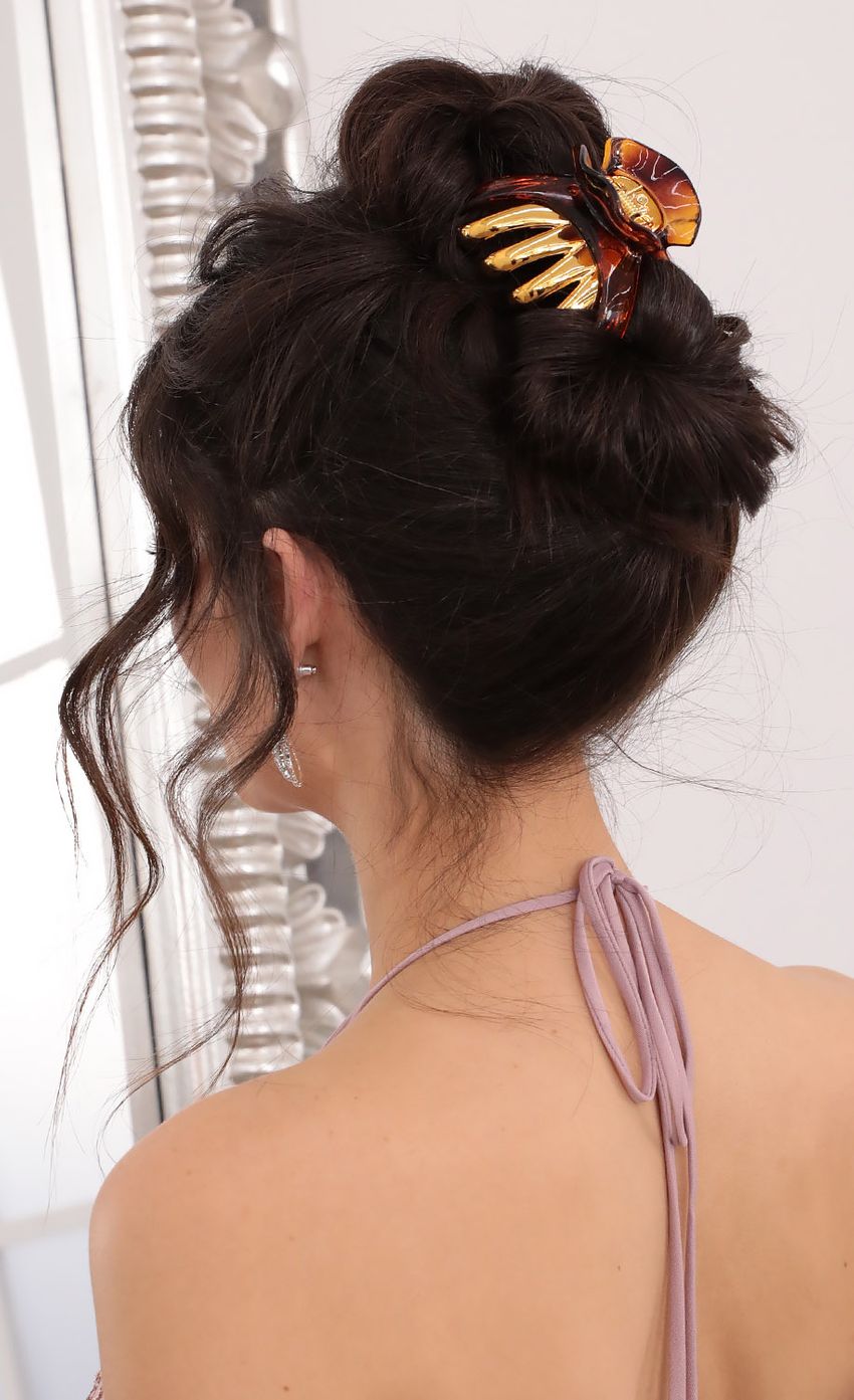 Picture Oversized Butterfly Clip in Brown. Source: https://media-img.lucyinthesky.com/data/Jan21_2/850xAUTO/1V9A89461.JPG