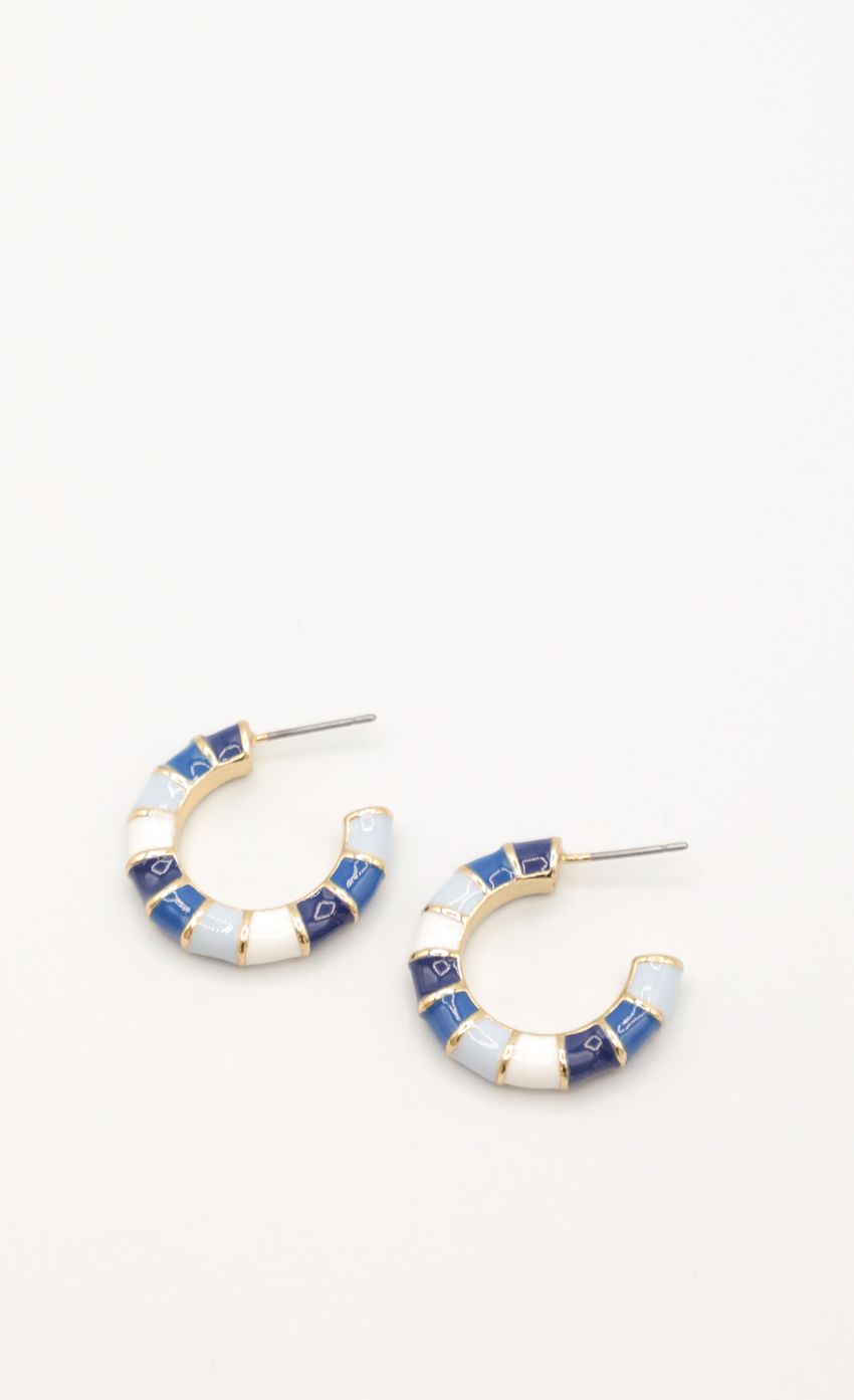 Picture Around The World Earring Set in Blue. Source: https://media-img.lucyinthesky.com/data/Jan22_1/850xAUTO/1J7A8638.JPG