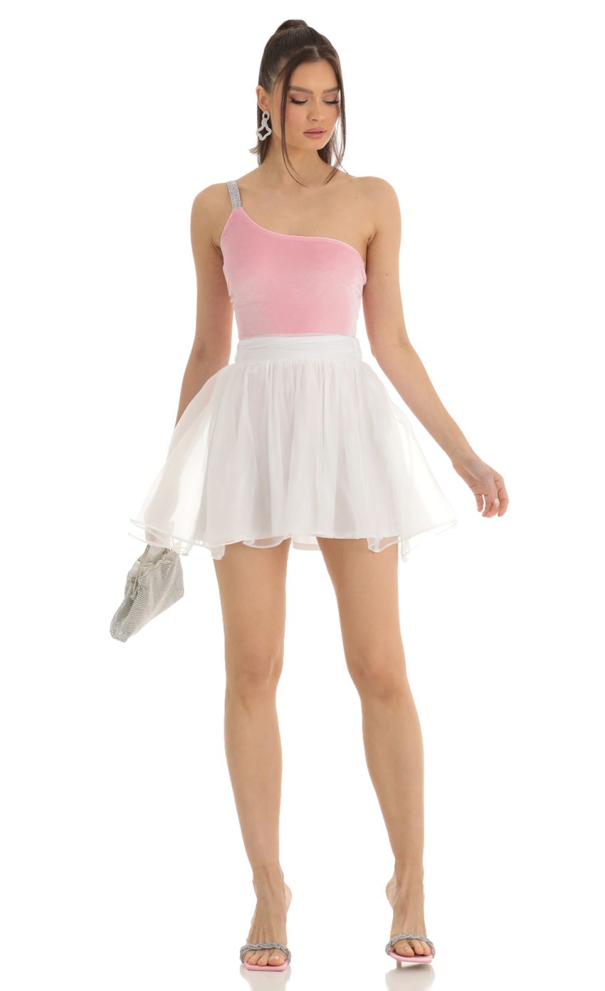 Picture Skater Skirt in White. Source: https://media-img.lucyinthesky.com/data/Jan23/850xAUTO/1d3f78c4-979f-45b4-b739-53a5c53c448a.jpg