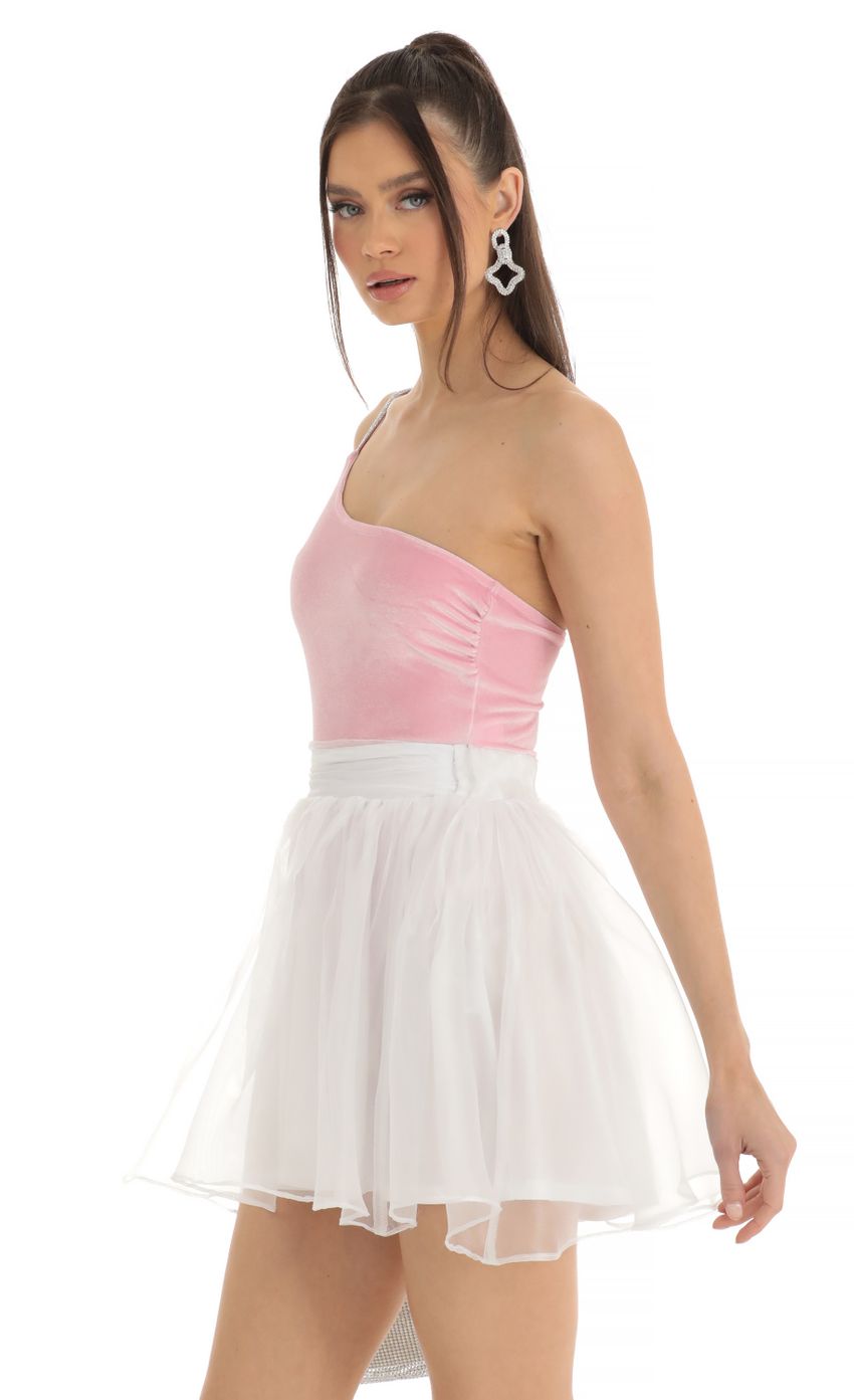 Picture Skater Skirt in White. Source: https://media-img.lucyinthesky.com/data/Jan23/850xAUTO/2e0b6b5a-fa21-4f1d-a8d3-2dc279f761cd.jpg