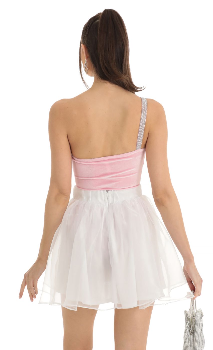 Picture Skater Skirt in White. Source: https://media-img.lucyinthesky.com/data/Jan23/850xAUTO/8b3612c7-8be9-4785-a567-cbcd3351cfa8.jpg