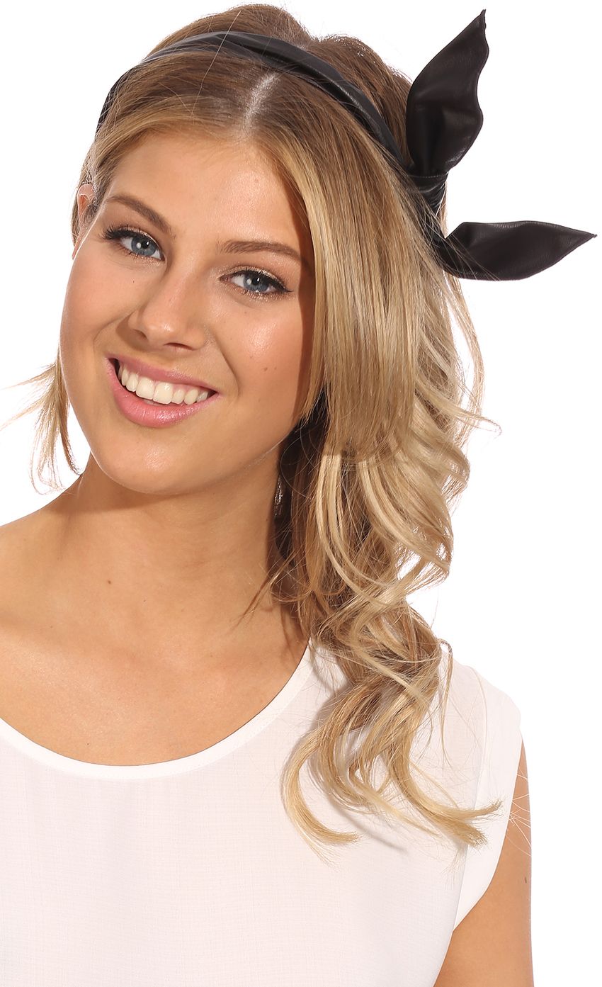 Picture TOTAL LUXE HEADBAND. Source: https://media-img.lucyinthesky.com/data/Jul14_2/850xAUTO/0Y5A0292.JPG
