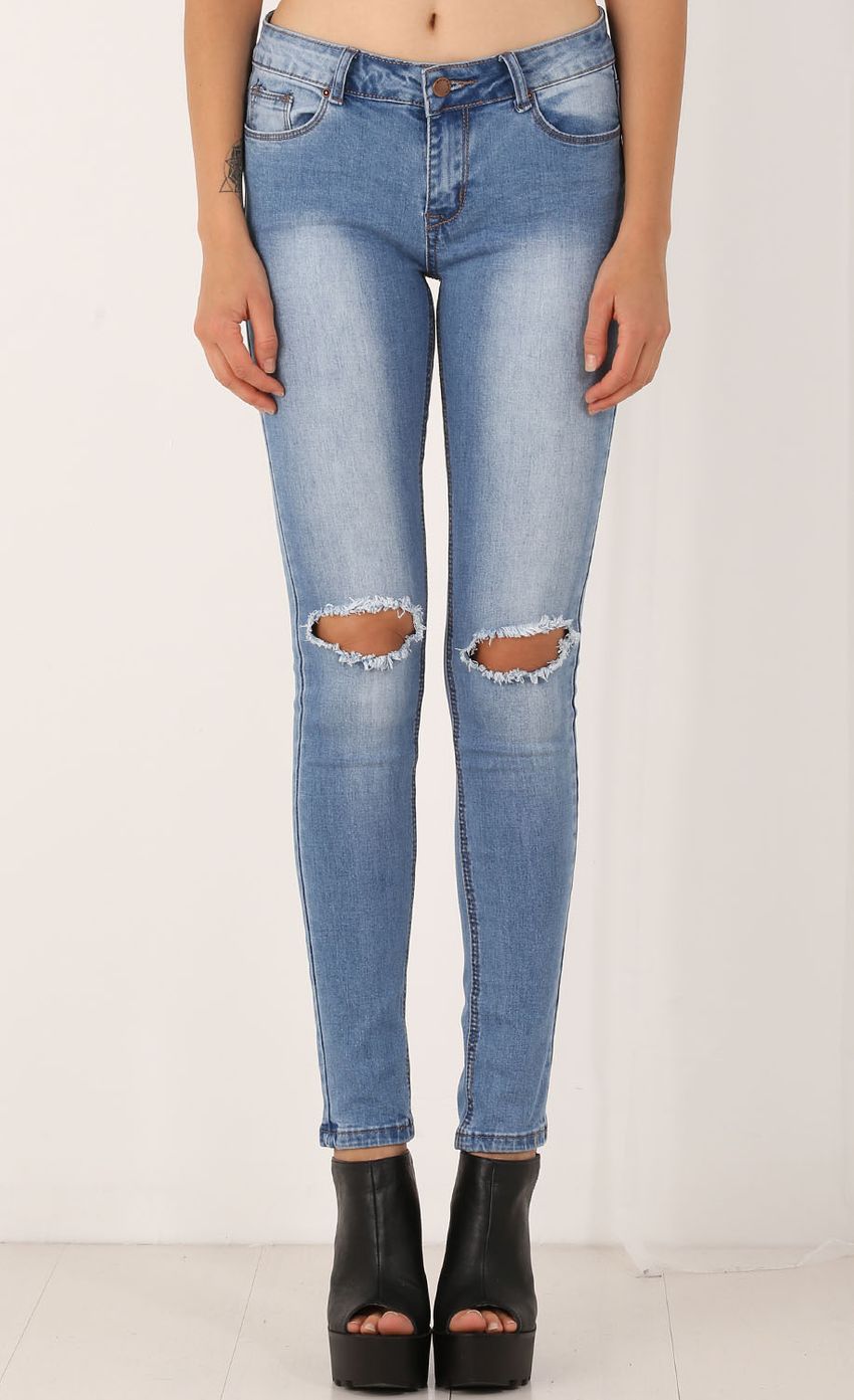 Picture Ripped Stonewash Skinny Jeans. Source: https://media-img.lucyinthesky.com/data/Jul15_2/850xAUTO/0Y5A77341.JPG