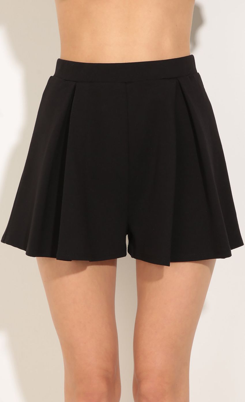 Picture Pleated Shorts In Black. Source: https://media-img.lucyinthesky.com/data/Jul16_2/850xAUTO/0Y5A1588.JPG