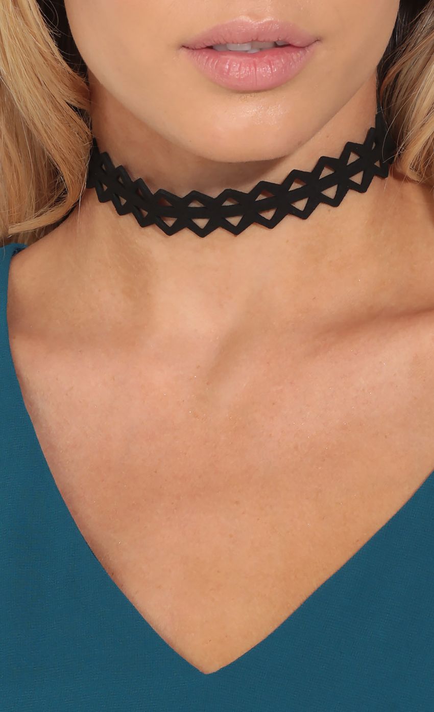 Picture Geometric Choker Necklace. Source: https://media-img.lucyinthesky.com/data/Jul16_2/850xAUTO/0Y5A3327.JPG