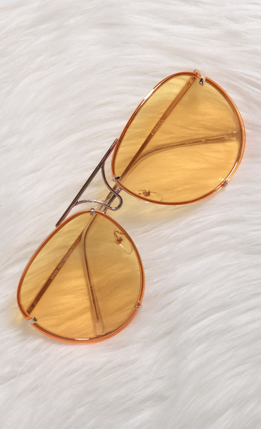 Picture Beverly Aviators in Gold. Source: https://media-img.lucyinthesky.com/data/Jul17_2/850xAUTO/0Y5A1890.JPG