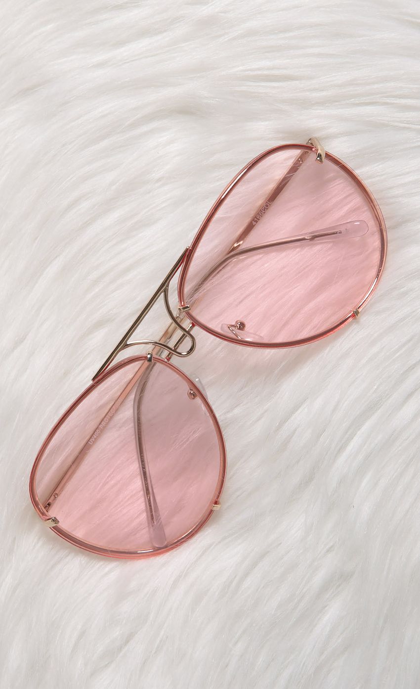 Picture Beverly Aviators in Rose Gold. Source: https://media-img.lucyinthesky.com/data/Jul17_2/850xAUTO/0Y5A1899.JPG