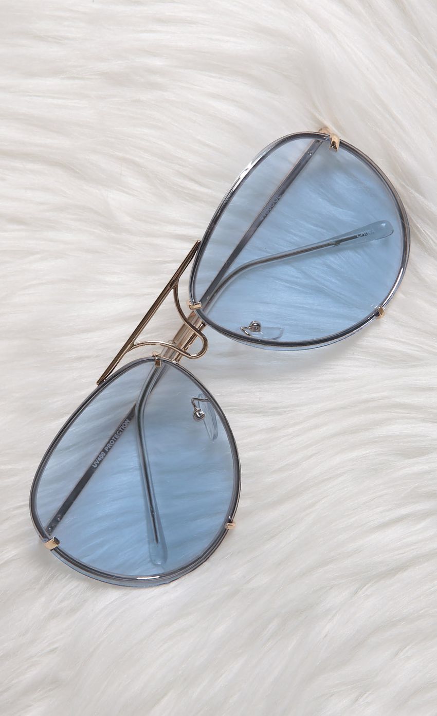 Picture Beverly Aviators in Ocean Blue. Source: https://media-img.lucyinthesky.com/data/Jul17_2/850xAUTO/0Y5A1903.JPG
