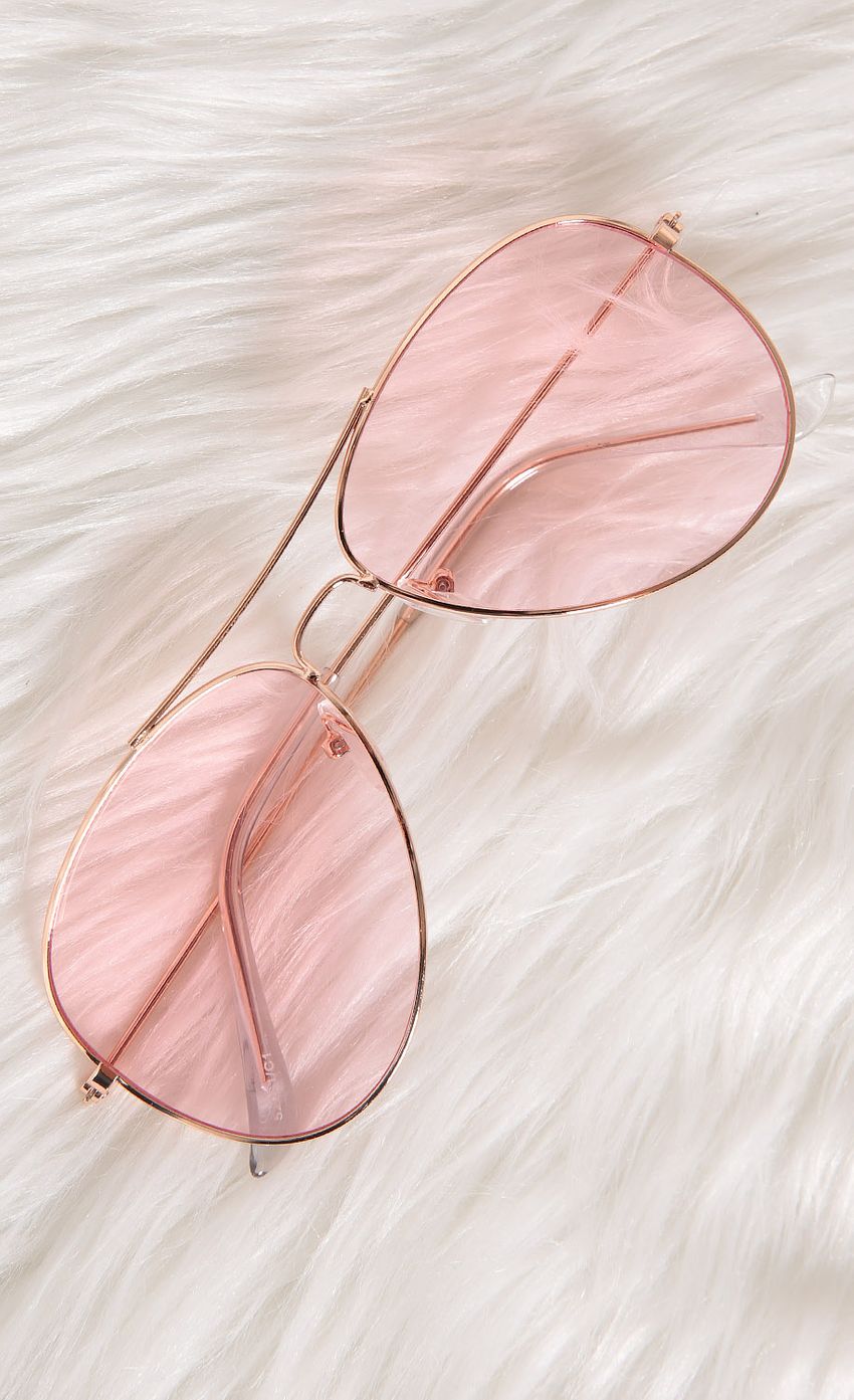 Picture Classic Aviators in Pink. Source: https://media-img.lucyinthesky.com/data/Jul17_2/850xAUTO/0Y5A8655.JPG
