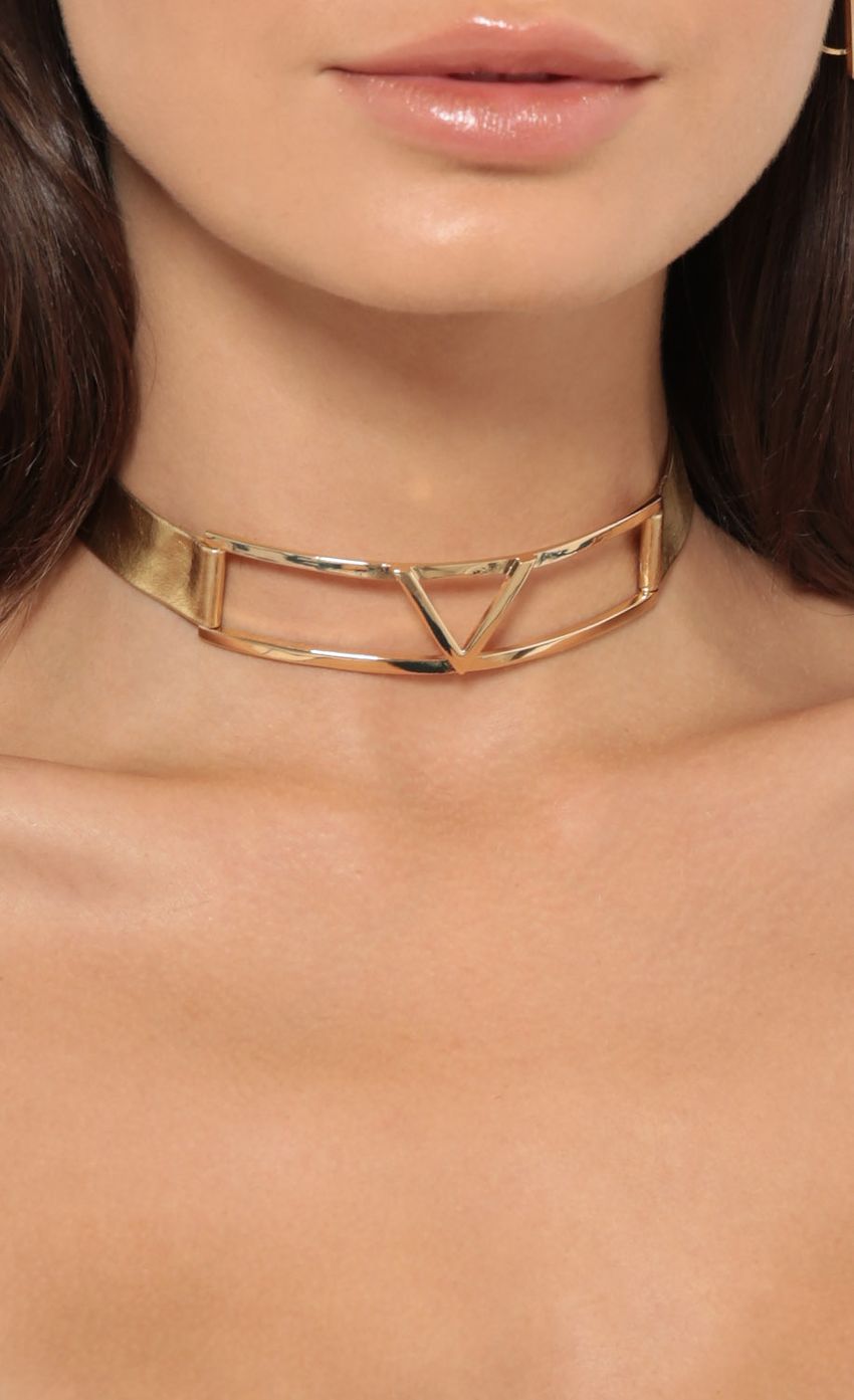 Picture Gold Detail Choker. Source: https://media-img.lucyinthesky.com/data/Jul17_2/850xAUTO/0Y5A8930.JPG