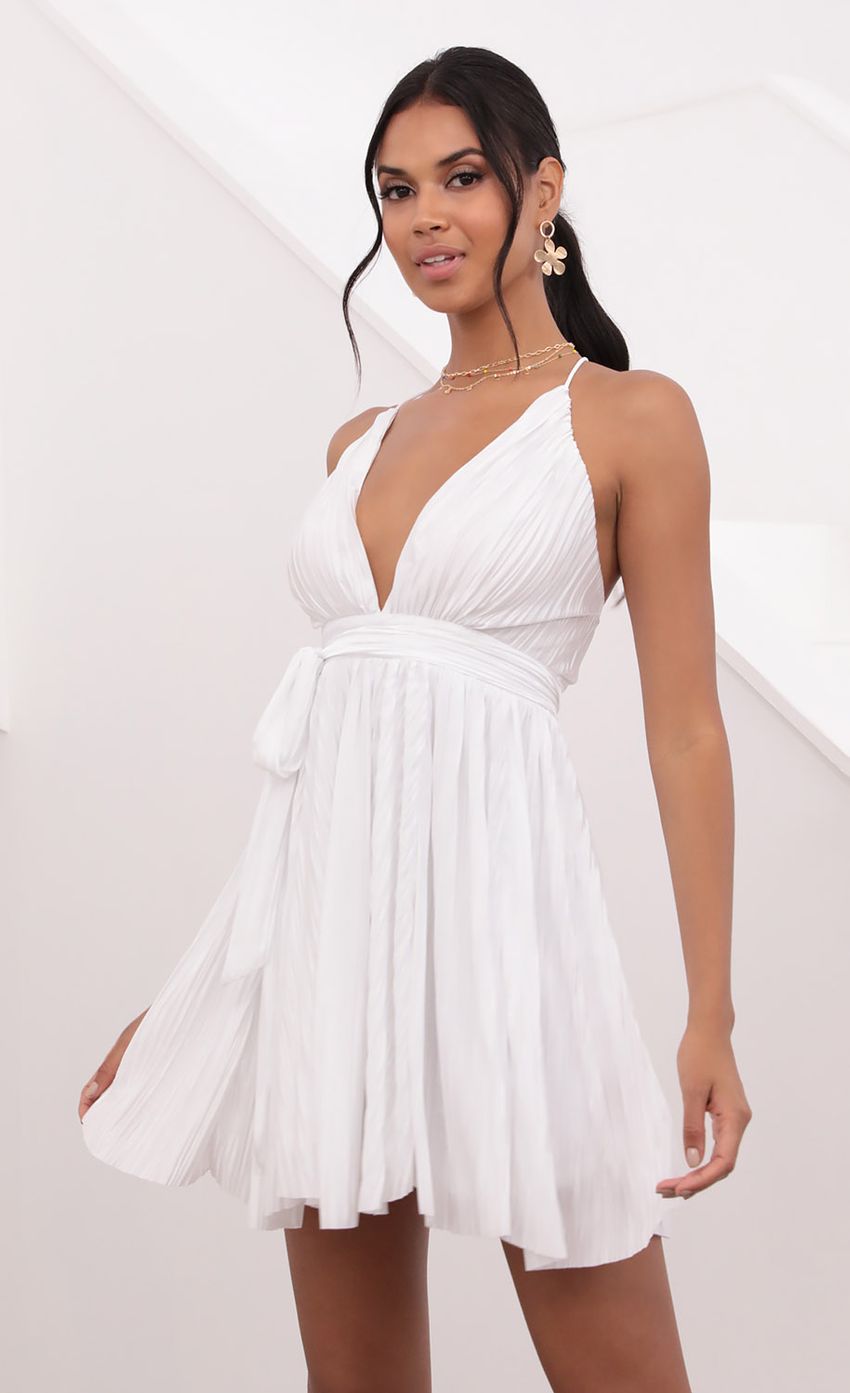 Picture Dress in White. Source: https://media-img.lucyinthesky.com/data/Jul21_1/850xAUTO/1V9A1519.JPG