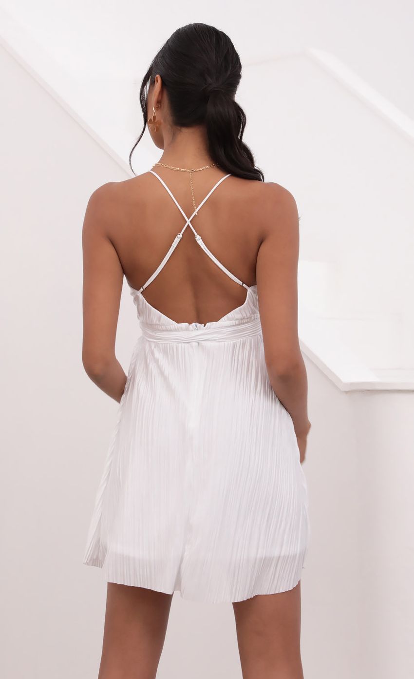 Picture Dress in White. Source: https://media-img.lucyinthesky.com/data/Jul21_1/850xAUTO/1V9A1572.JPG