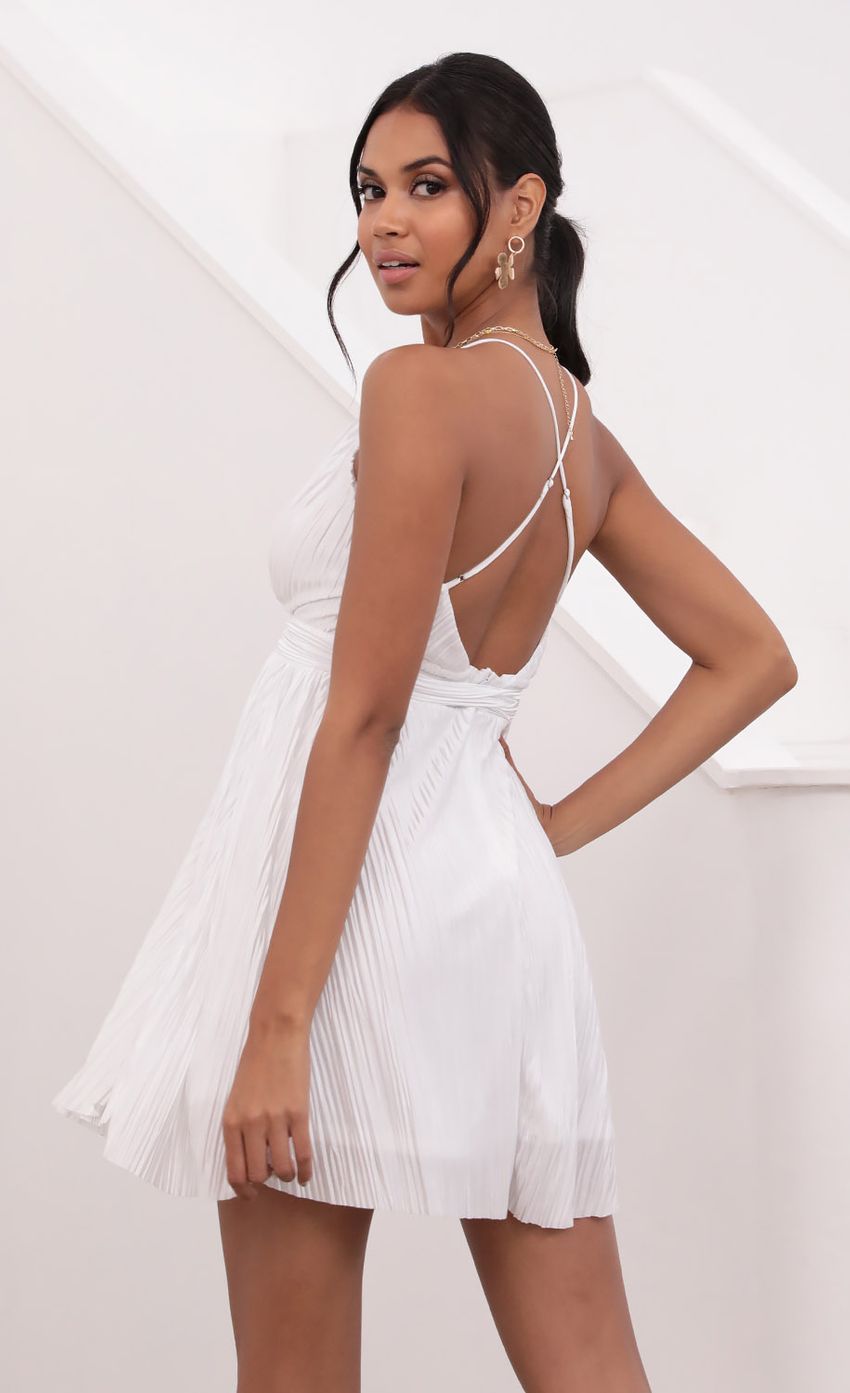 Picture Dress in White. Source: https://media-img.lucyinthesky.com/data/Jul21_1/850xAUTO/1V9A1590.JPG