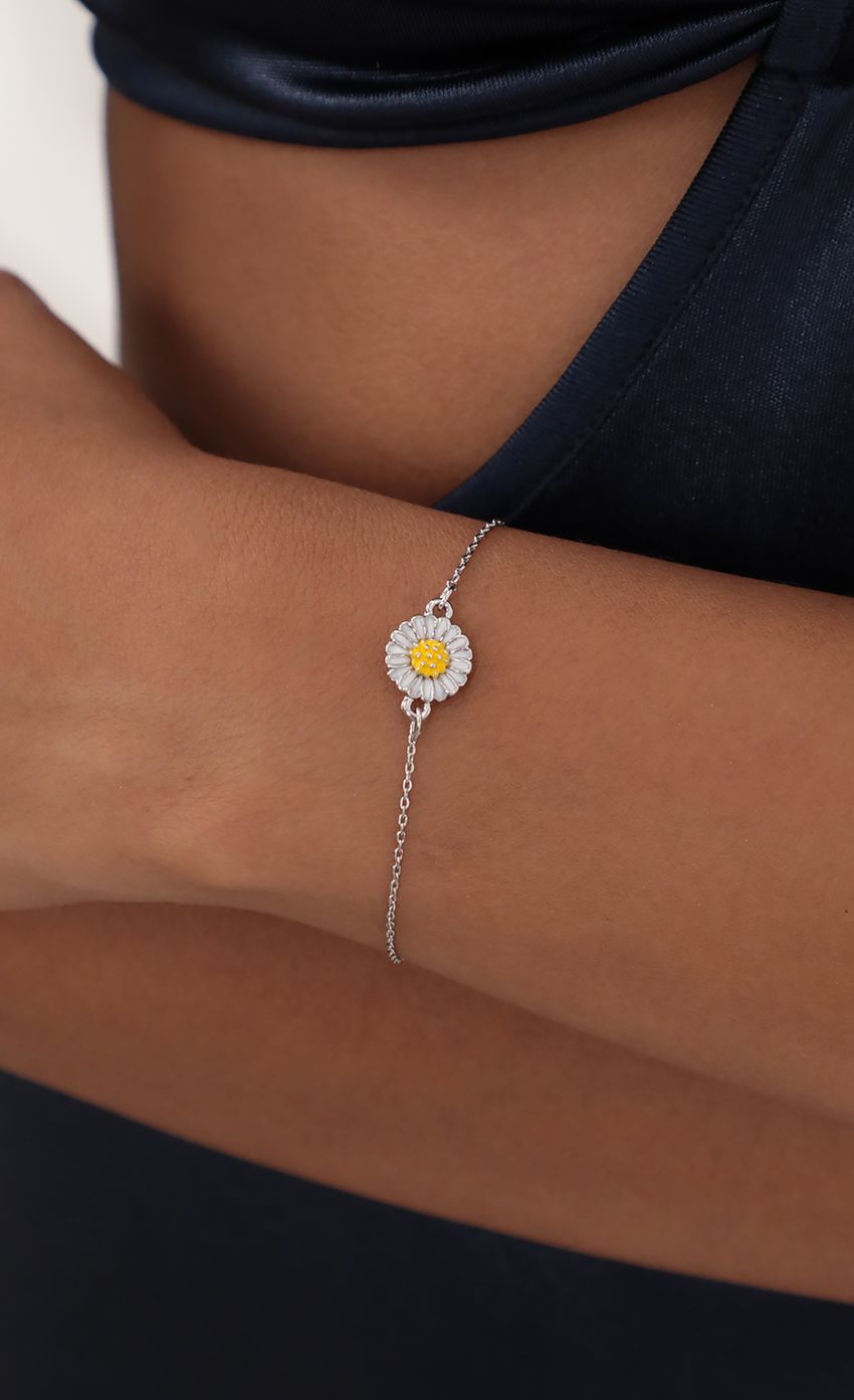 Picture Miss Daisy Bracelet in Silver. Source: https://media-img.lucyinthesky.com/data/Jul21_1/850xAUTO/AT2A4992.JPG