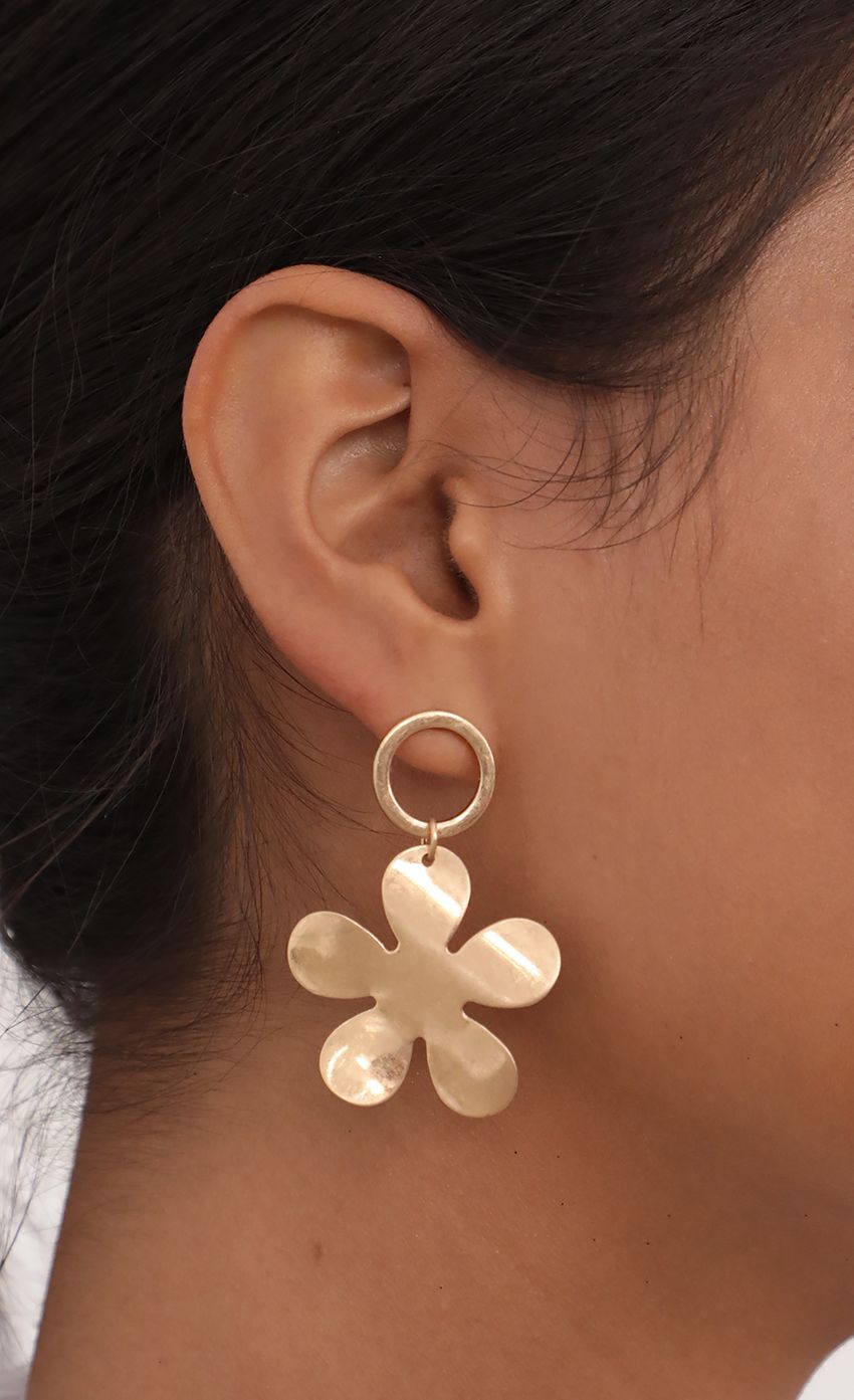 Picture Groovy Girl Flower Dangling Earring in Gold. Source: https://media-img.lucyinthesky.com/data/Jul21_1/850xAUTO/AT2A5071.JPG