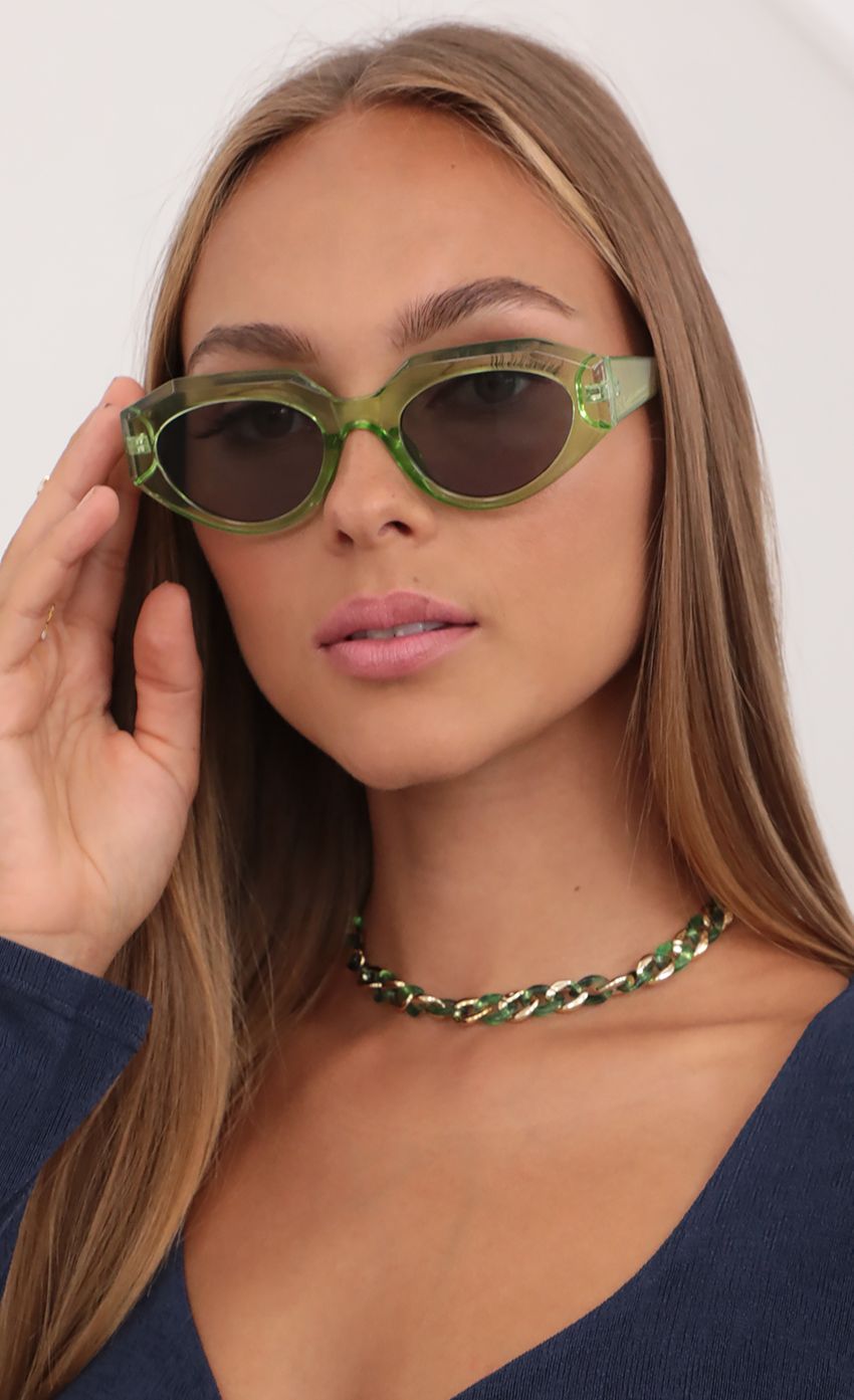 Picture Franny Retro Sunglasses in Green. Source: https://media-img.lucyinthesky.com/data/Jul21_2/850xAUTO/AT2A2934.JPG