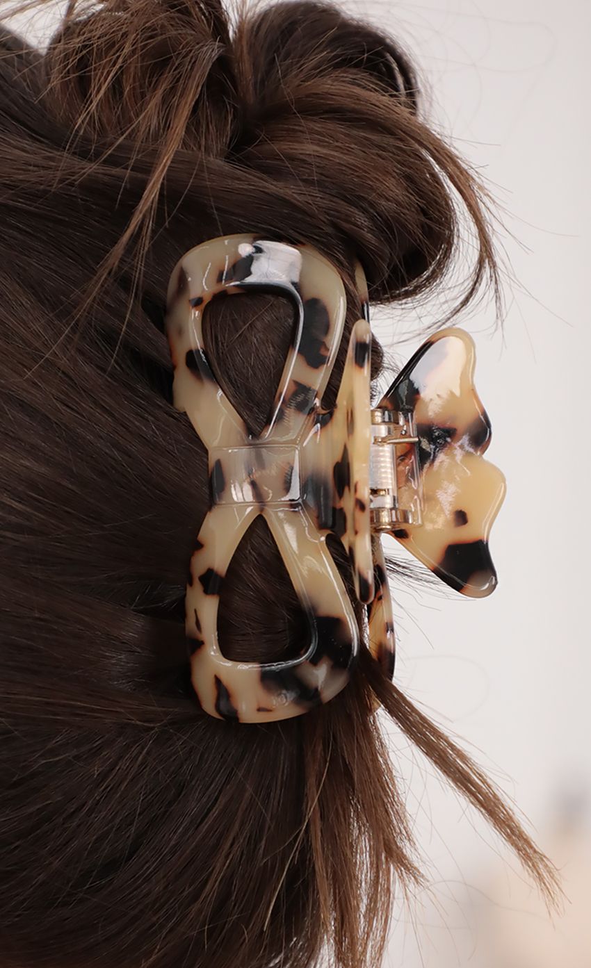Picture Marble Love Claw Hair Clip in Tortoise Shell. Source: https://media-img.lucyinthesky.com/data/Jul21_2/850xAUTO/AT2A3471.JPG
