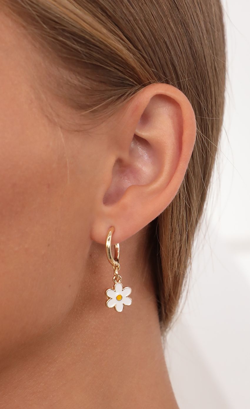 Picture Im Your Daisy Earrings. Source: https://media-img.lucyinthesky.com/data/Jul21_2/850xAUTO/AT2A4440.JPG