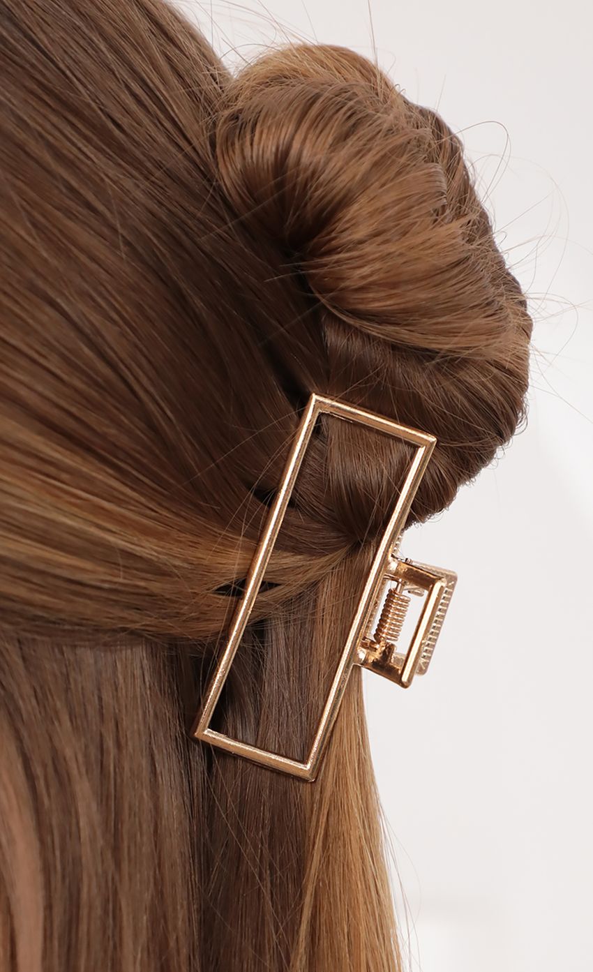 Picture Jessica Gold Hair Clip. Source: https://media-img.lucyinthesky.com/data/Jul21_2/850xAUTO/AT2A7276.JPG
