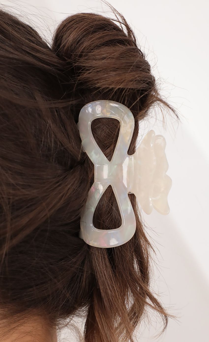 Picture Marble Love Claw Hair Clip in White. Source: https://media-img.lucyinthesky.com/data/Jul21_2/850xAUTO/AT2A9889.JPG