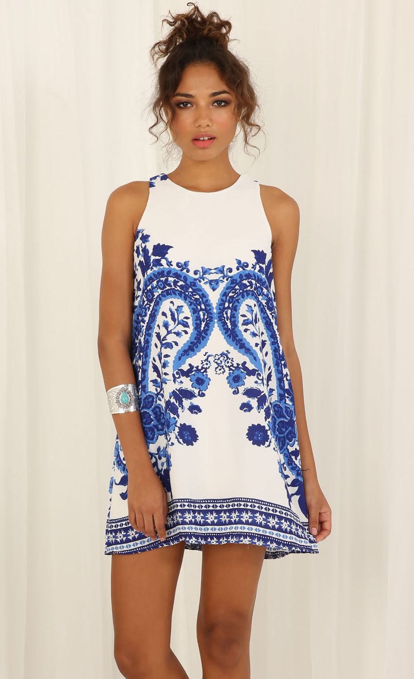 Picture Willow Pattern Shift Dress. Source: https://media-img.lucyinthesky.com/data/Jun15_2/850xAUTO/0Y5A5332.JPG