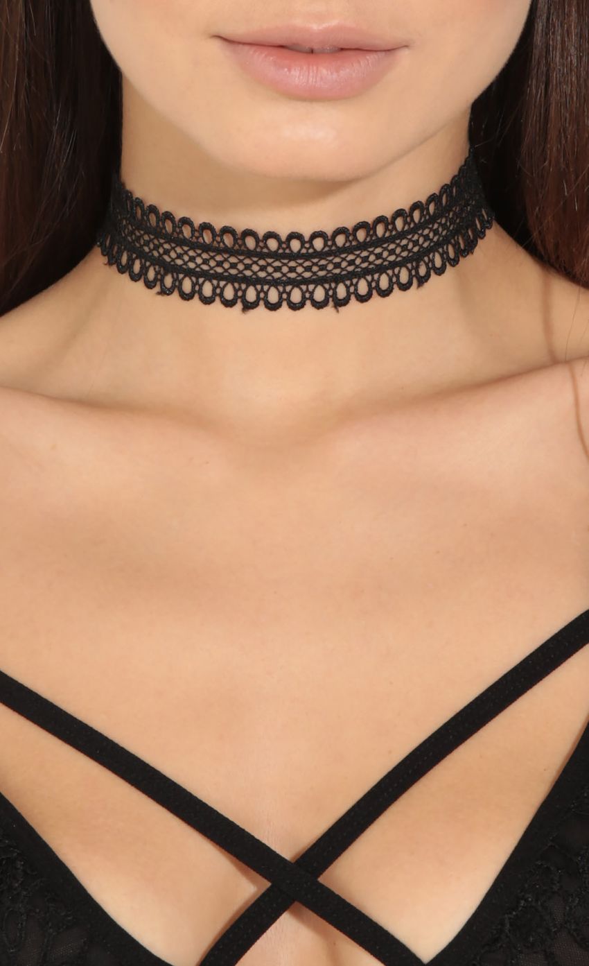 Picture Crochet Choker Necklace. Source: https://media-img.lucyinthesky.com/data/Jun16_2/850xAUTO/0Y5A01491.JPG