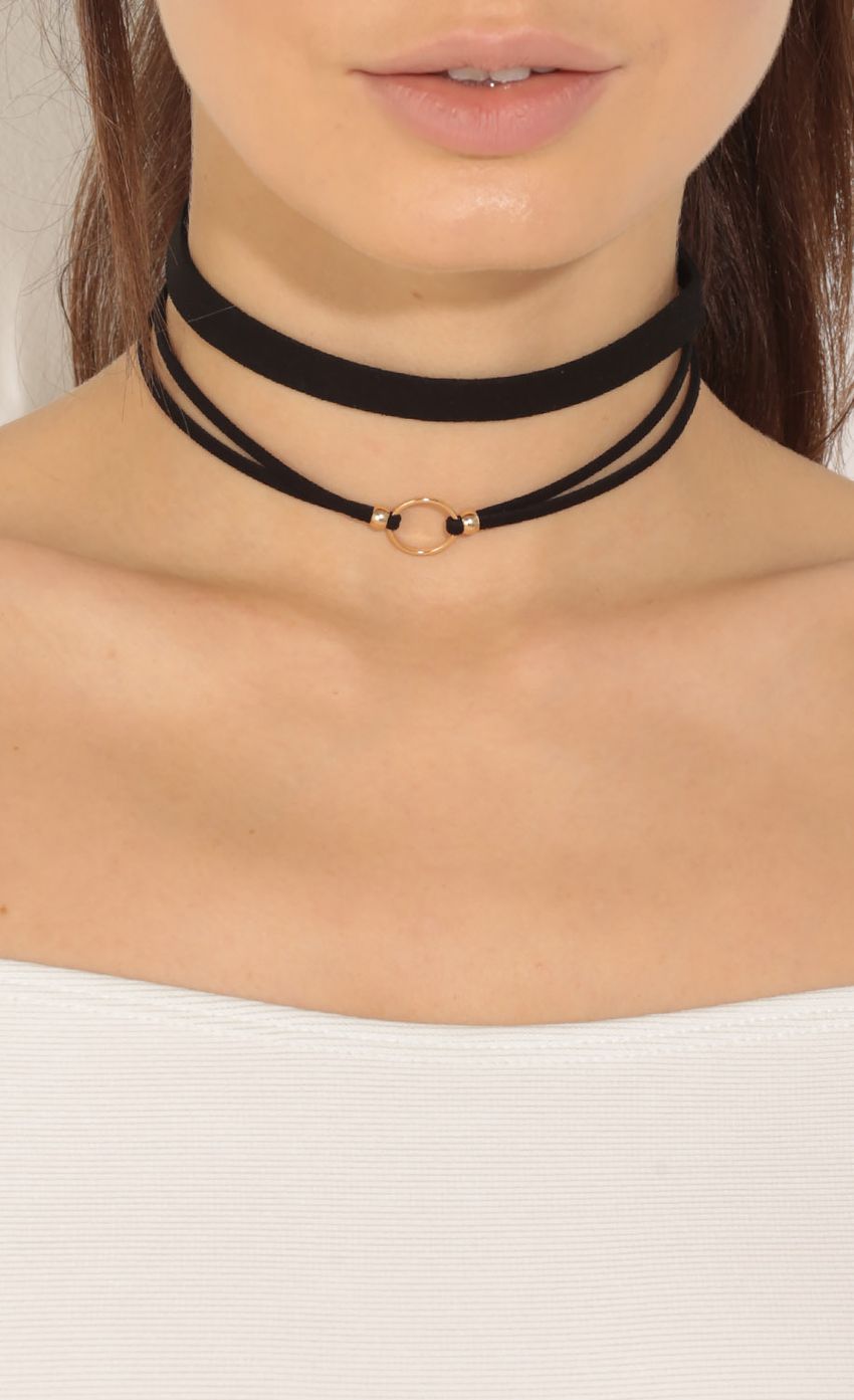 Picture Circle Detail Choker In Black. Source: https://media-img.lucyinthesky.com/data/Jun16_2/850xAUTO/0Y5A0169.JPG