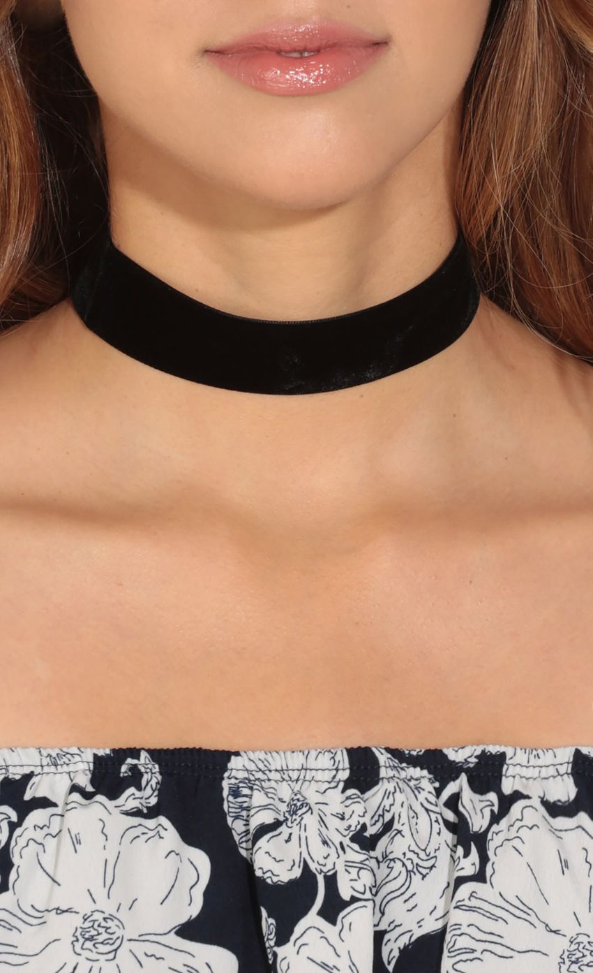 Picture Suede Choker In Black. Source: https://media-img.lucyinthesky.com/data/Jun16_2/850xAUTO/0Y5A0454.JPG