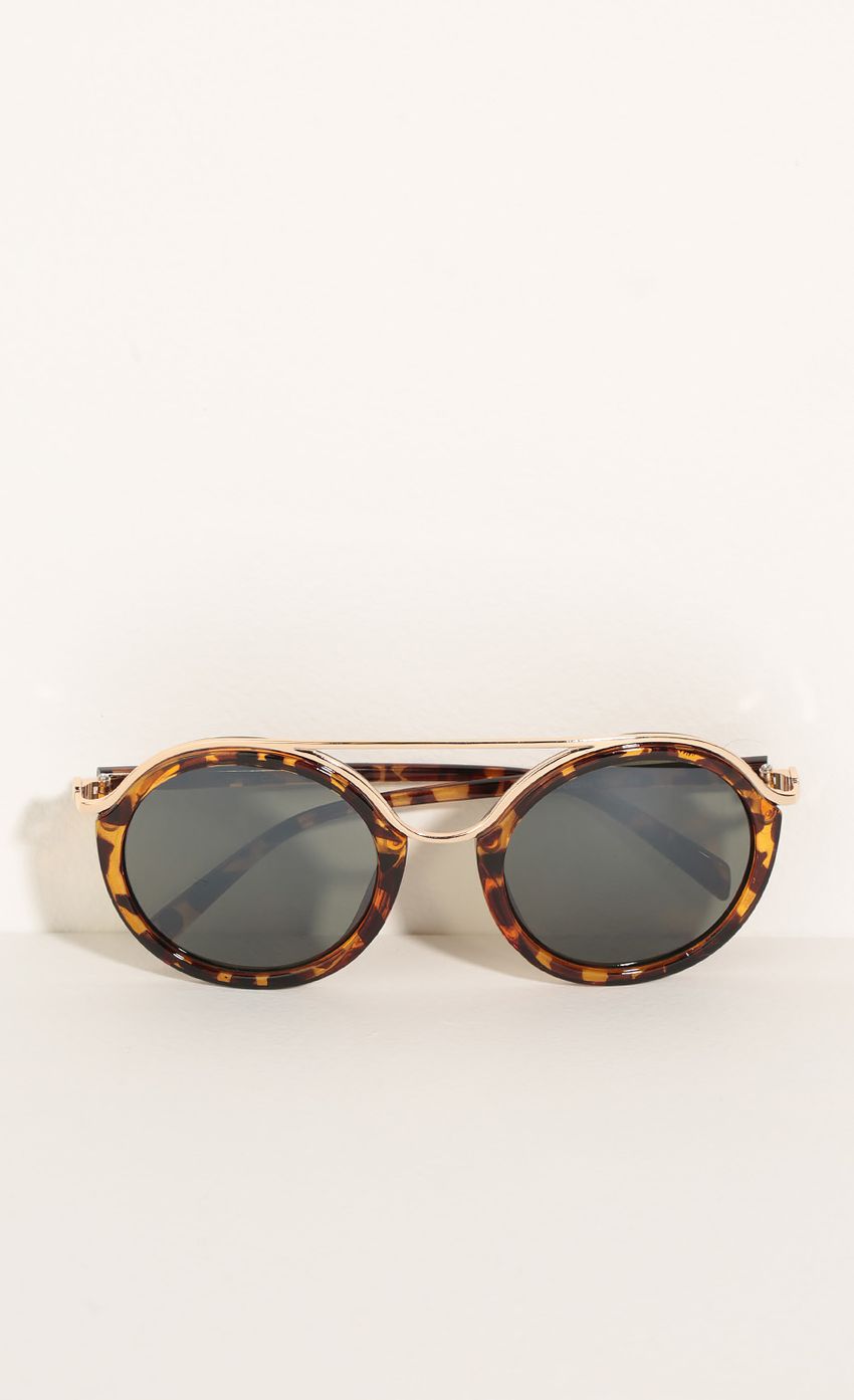 Picture Round Sunglasses In Cheetah Print. Source: https://media-img.lucyinthesky.com/data/Jun16_2/850xAUTO/0Y5A6430.JPG