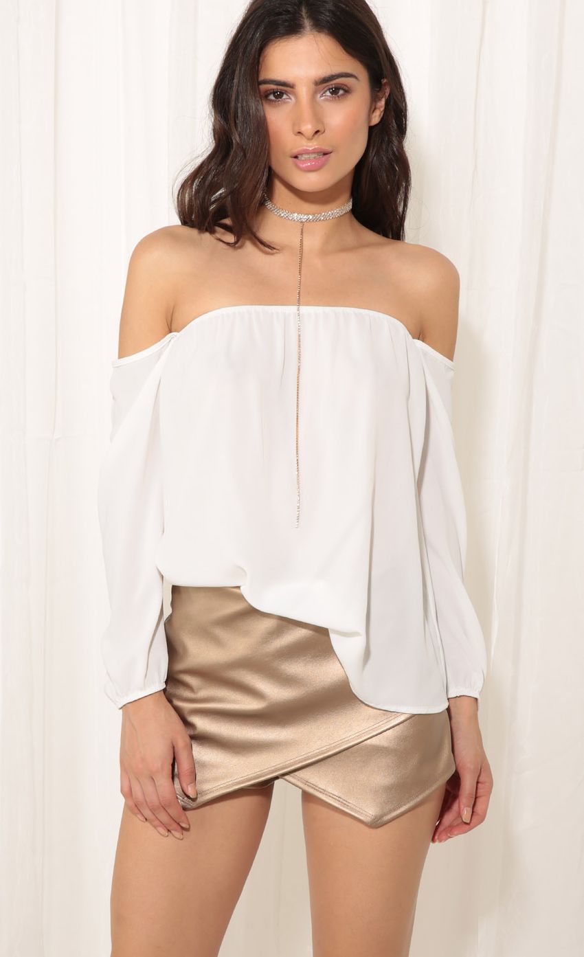 Picture Off The Shoulder Top In White. Source: https://media-img.lucyinthesky.com/data/Jun17_1/850xAUTO/0Y5A7659.JPG