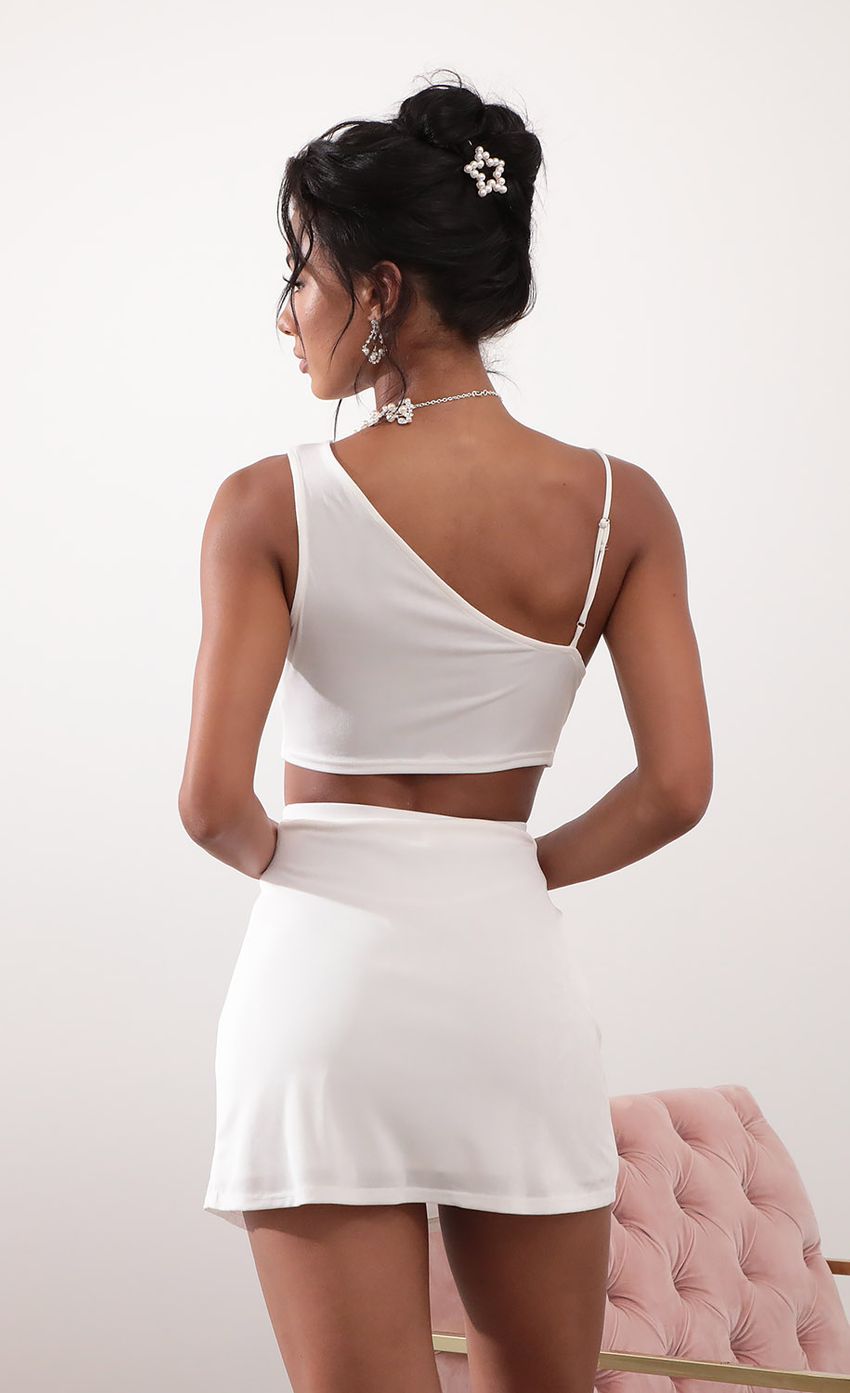 Picture Shoulder Cowl Set in White. Source: https://media-img.lucyinthesky.com/data/Jun20_2/850xAUTO/781A6502.JPG