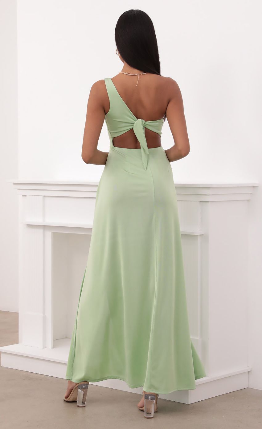 Picture Shoulder Maxi in Matcha Green. Source: https://media-img.lucyinthesky.com/data/Jun21_1/850xAUTO/1V9A1998.JPG