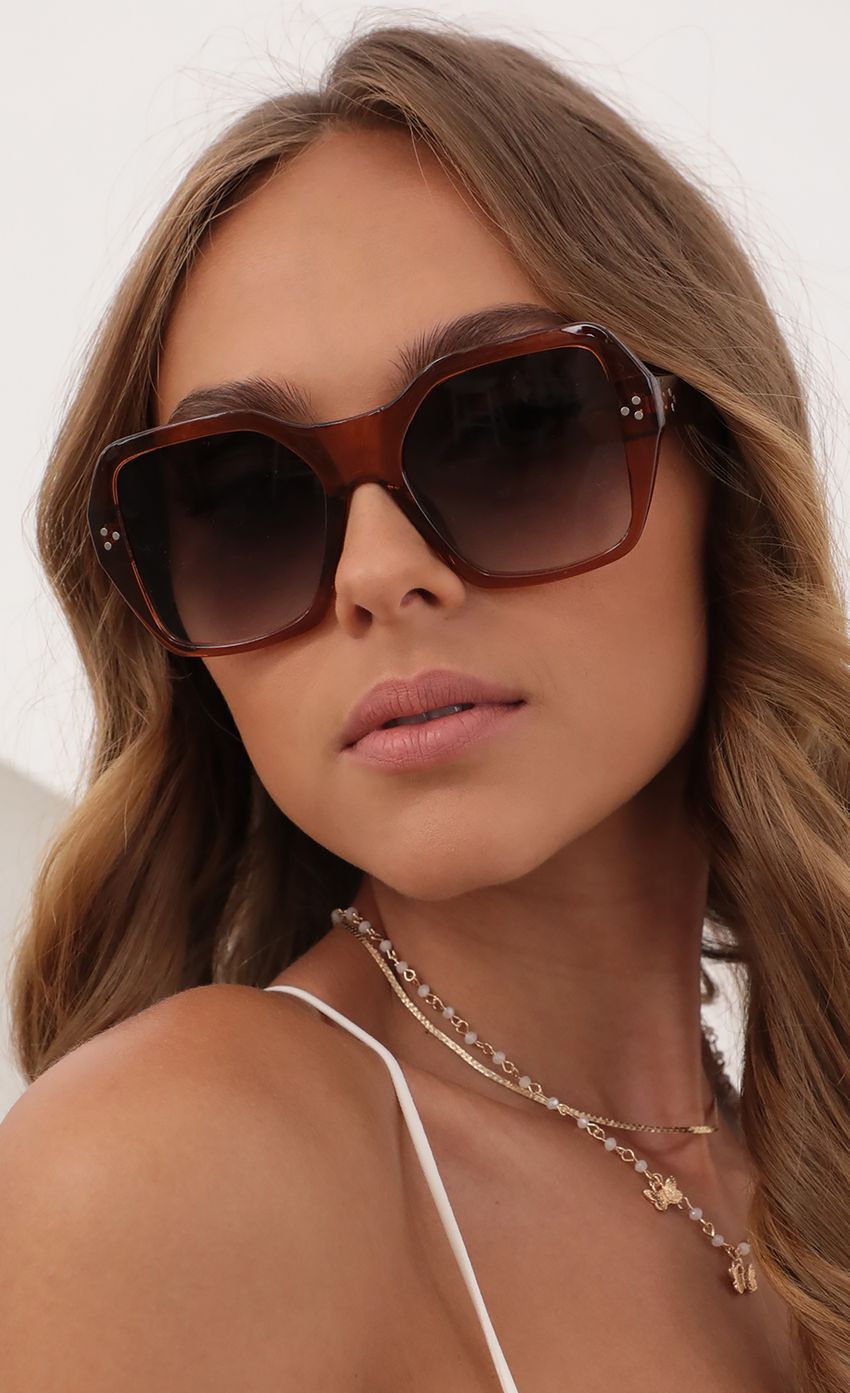 Picture Malibu Square Sunglasses in Golden Brown. Source: https://media-img.lucyinthesky.com/data/Jun21_1/850xAUTO/AT2A6422.JPG