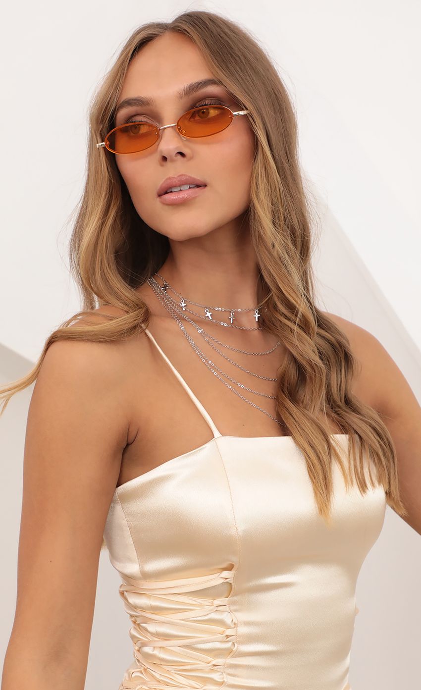 Picture Dolly Oval Sunglasses in Orange. Source: https://media-img.lucyinthesky.com/data/Jun21_1/850xAUTO/AT2A6988.JPG