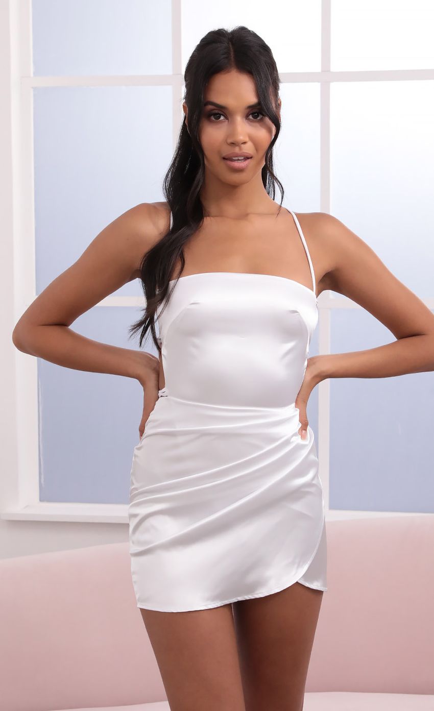 Picture Dress in White. Source: https://media-img.lucyinthesky.com/data/Jun21_2/850xAUTO/1V9A0746.JPG