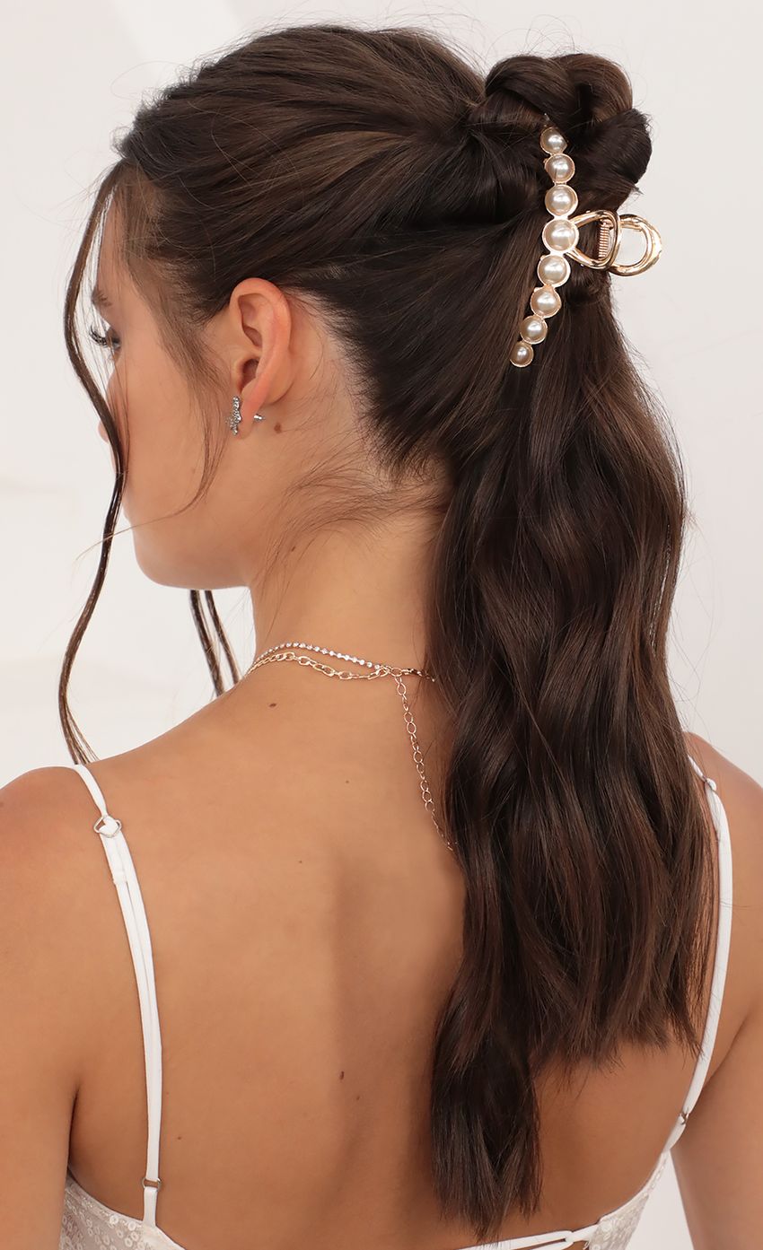 Picture Pearl Bliss Large Claw Hair Clip. Source: https://media-img.lucyinthesky.com/data/Jun21_2/850xAUTO/AT2A3957.JPG