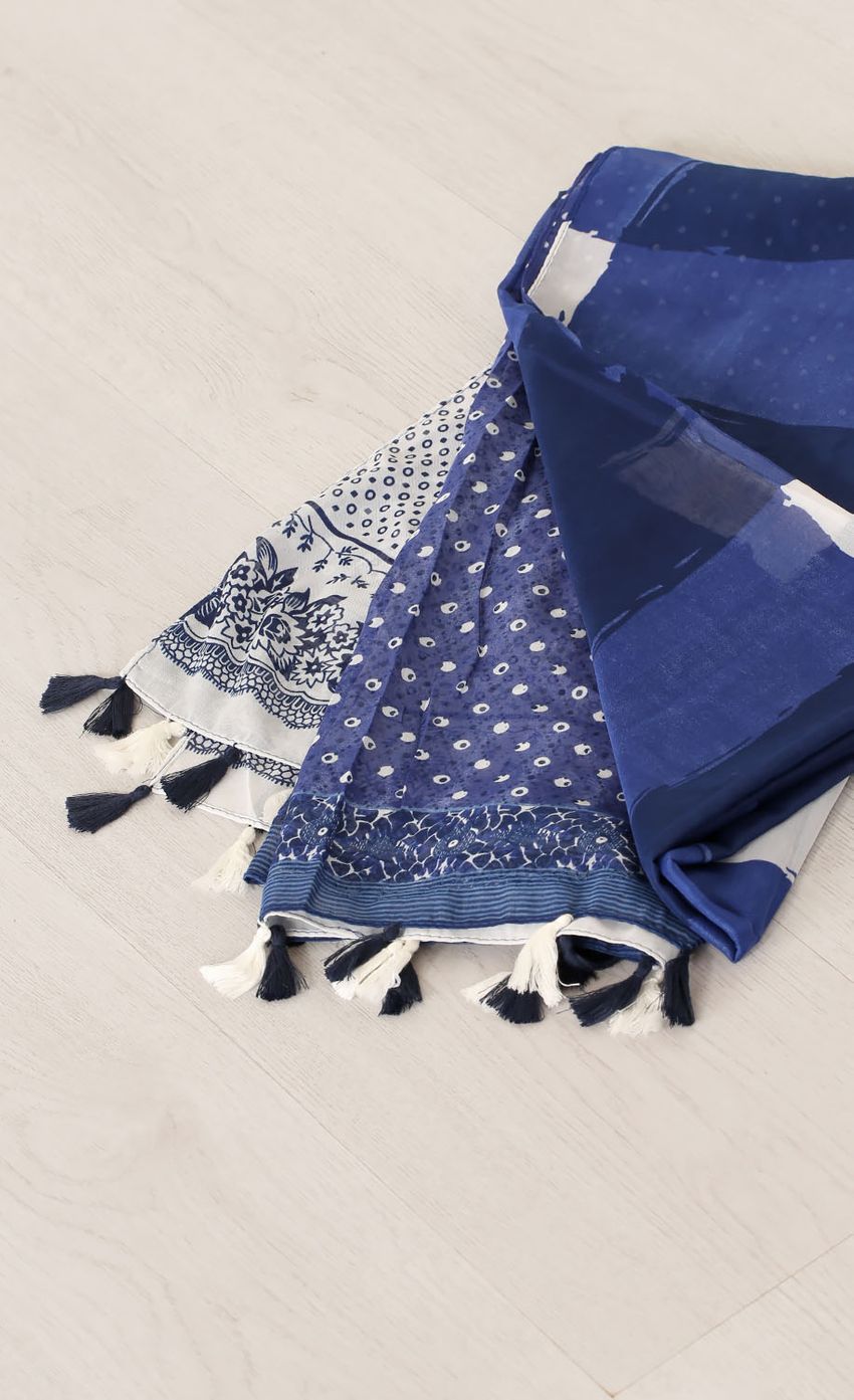 Picture Blue And White Printed Scarf. Source: https://media-img.lucyinthesky.com/data/Mar15_1/850xAUTO/0Y5A32831.JPG